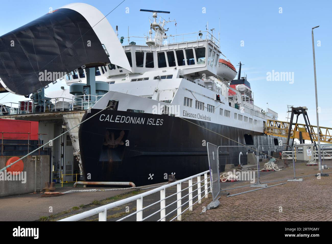 CalMac ferry MV Caledonian Isles (construit en 1993) a accosté à Ardrossan, avec la porte de proue ouverte, avant de naviguer vers Brodick sur l'île d'Arran. Banque D'Images