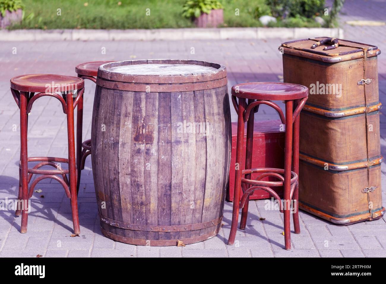 Comptoir de bar avec tabourets de bar. Bar d'été. Reposez-vous dans la station. Vieilles chaises en bois près d'un tonneau en bois. chaises près de la table. Banque D'Images