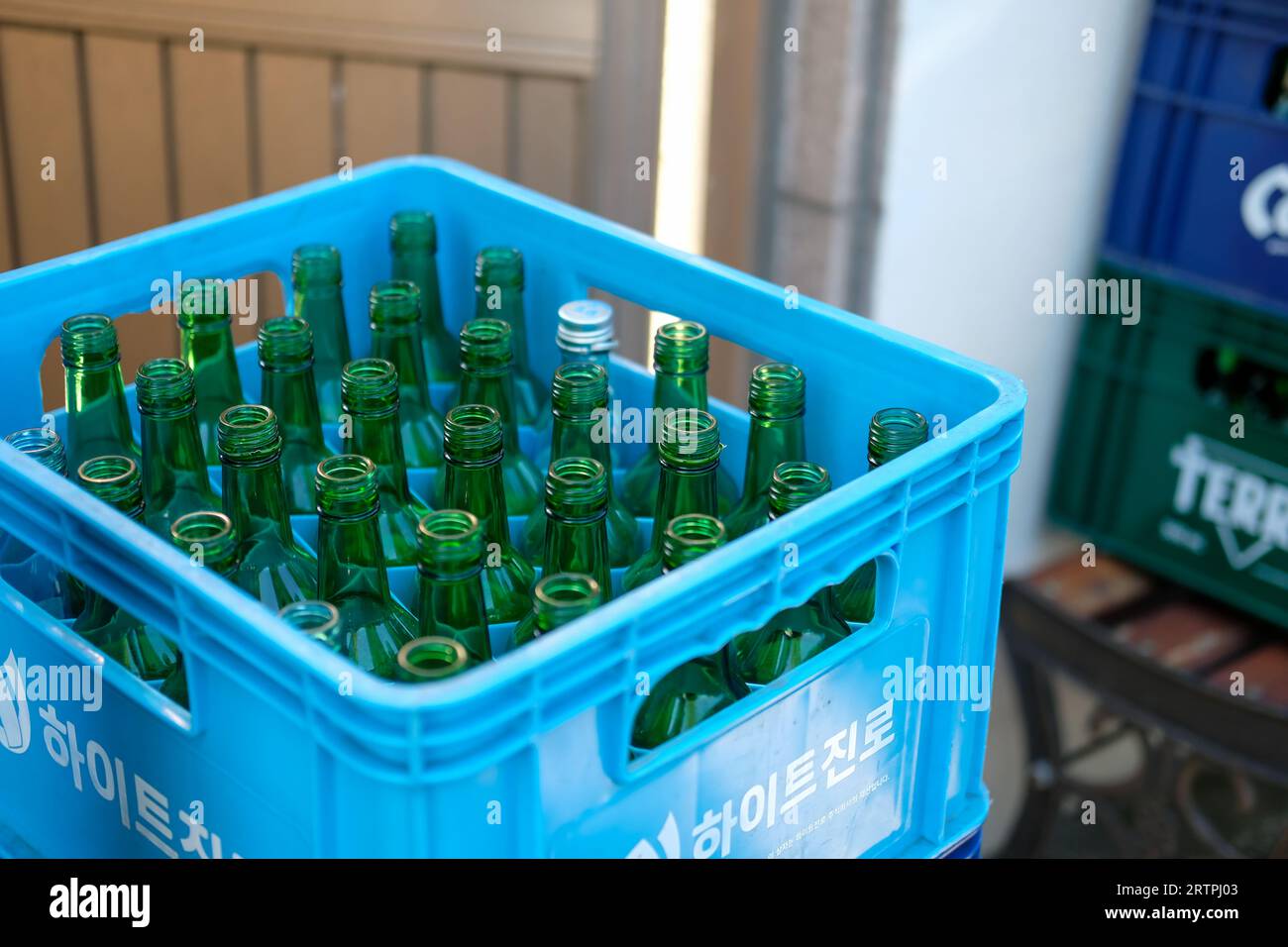 Séoul, Corée du Sud - 13 octobre 2022 : caisse à bière avec bouteilles vides de soju. C'est une célèbre boisson distillée claire et incolore d'origine coréenne Banque D'Images