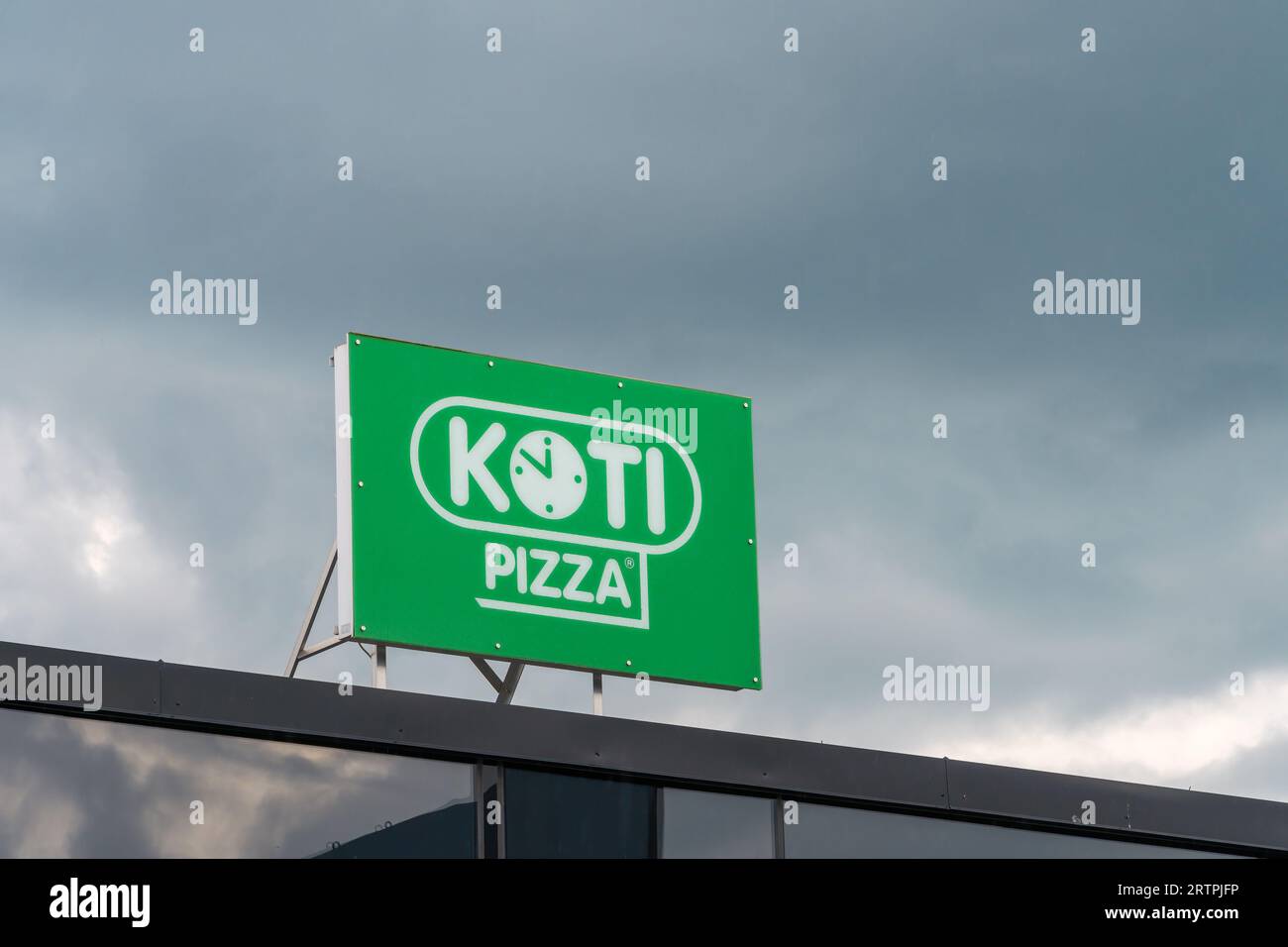 Panneau vert Kotipizza sur le toit, la chaîne finlandaise de pizzas. Lahti, Finlande. 30 juillet 2023. Banque D'Images