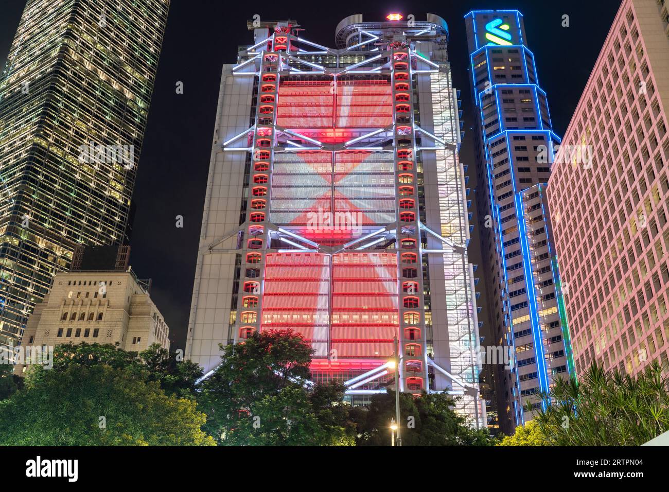 Bâtiment bancaire HSBC dans le centre de Hong Kong illuminé la nuit. Hong Kong - 27 août 2023 Banque D'Images