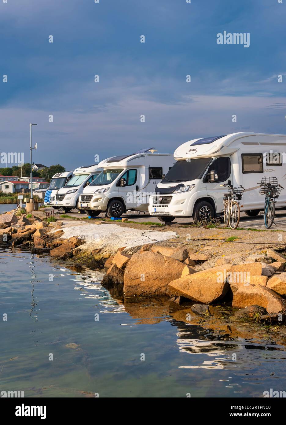 Trois camping-cars garés près de la mer Banque D'Images
