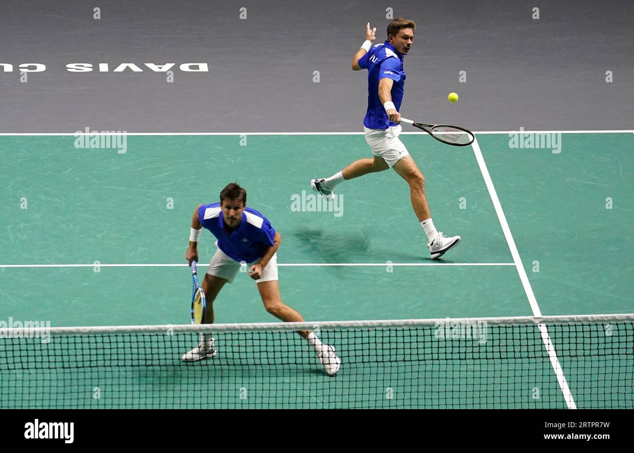 Les Français Edouard Roger-Vasselin (à gauche) et Nicolas Mahut en action contre les Australiens Matthew Ebden et Max Purcell lors de la phase de groupes de la coupe Davis à l'AO Arena, Manchester. Date de la photo : jeudi 14 septembre 2023. Banque D'Images Les Français Edouard Roger-Vasselin (à gauche) et Nicolas Mahut en action contre les Australiens Matthew Ebden et Max Purcell lors de la phase de groupes de la coupe Davis à l'AO Arena, Manchester. Date de la photo : jeudi 14 septembre 2023. Banque D'Images
