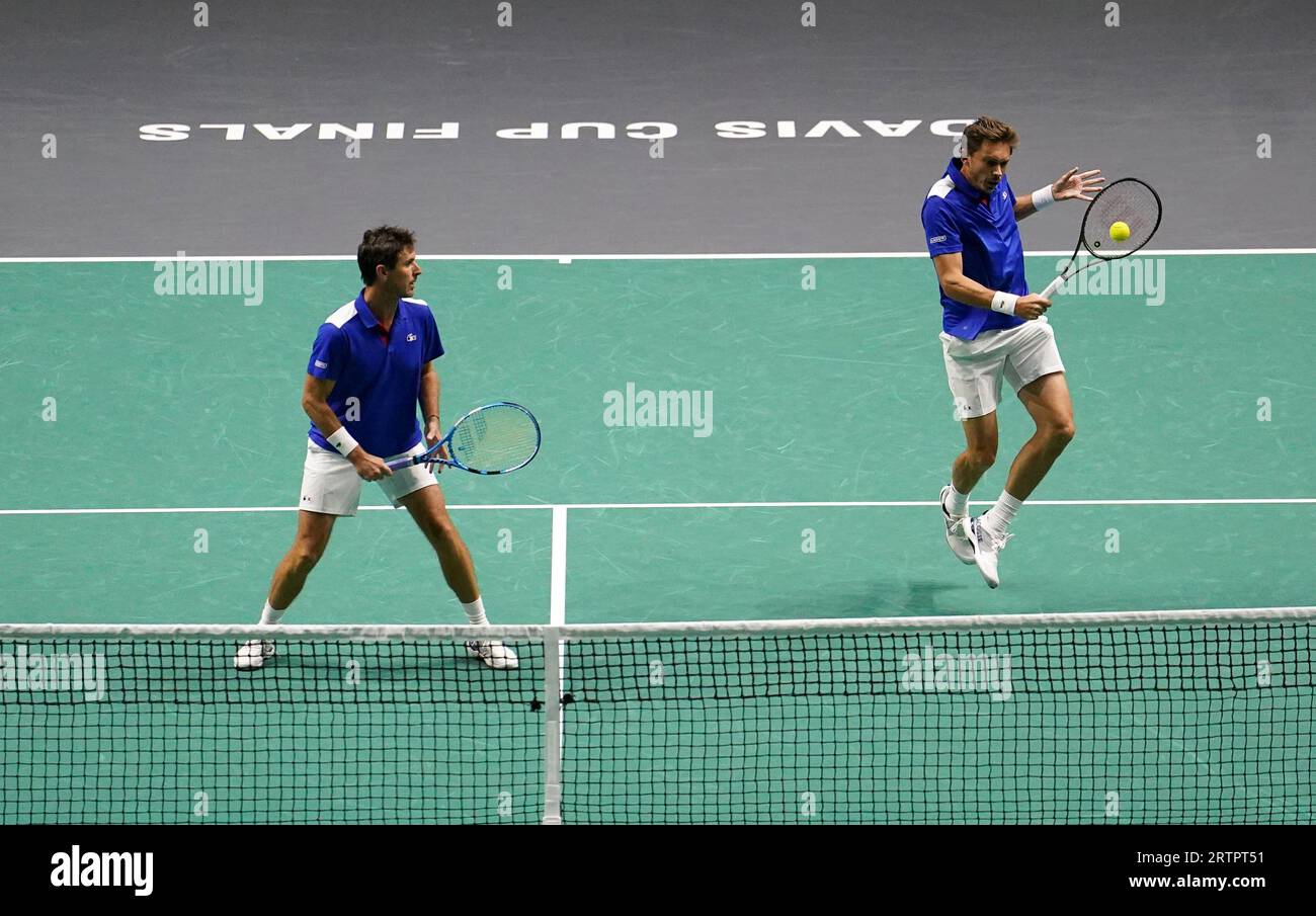 Les Français Edouard Roger-Vasselin (à gauche) et Nicolas Mahut en action contre les Australiens Matthew Ebden et Max Purcell lors de la phase de groupes de la coupe Davis à l'AO Arena, Manchester. Date de la photo : jeudi 14 septembre 2023. Banque D'Images Les Français Edouard Roger-Vasselin (à gauche) et Nicolas Mahut en action contre les Australiens Matthew Ebden et Max Purcell lors de la phase de groupes de la coupe Davis à l'AO Arena, Manchester. Date de la photo : jeudi 14 septembre 2023. Banque D'Images