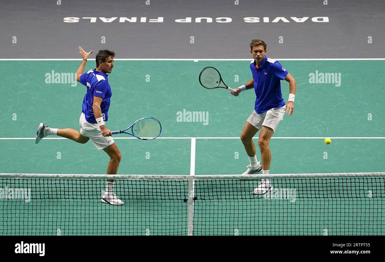Les Français Edouard Roger-Vasselin (à gauche) et Nicolas Mahut en action contre les Australiens Matthew Ebden et Max Purcell lors de la phase de groupes de la coupe Davis à l'AO Arena, Manchester. Date de la photo : jeudi 14 septembre 2023. Banque D'Images Les Français Edouard Roger-Vasselin (à gauche) et Nicolas Mahut en action contre les Australiens Matthew Ebden et Max Purcell lors de la phase de groupes de la coupe Davis à l'AO Arena, Manchester. Date de la photo : jeudi 14 septembre 2023. Banque D'Images