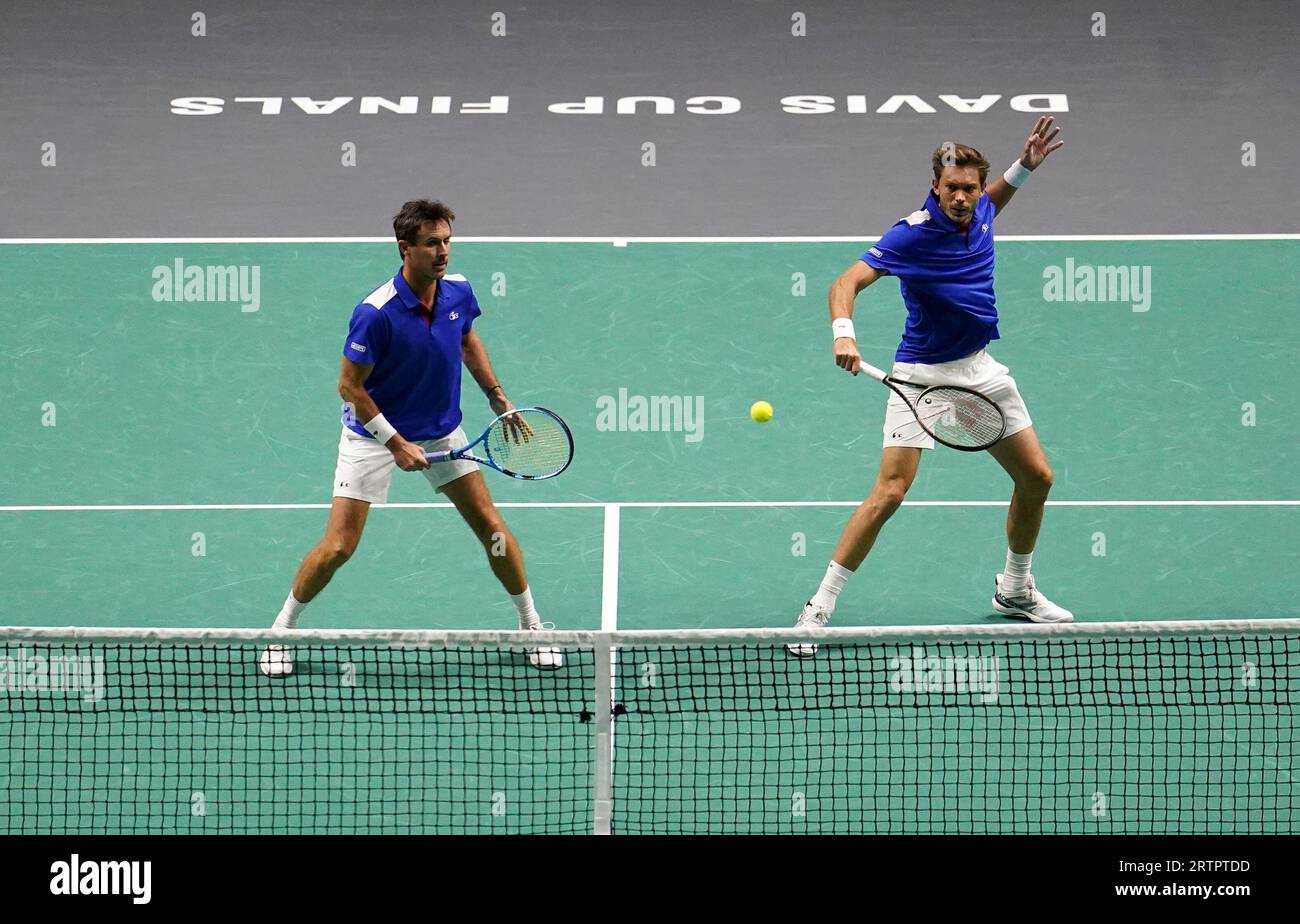 Les Français Edouard Roger-Vasselin (à gauche) et Nicolas Mahut en action contre les Australiens Matthew Ebden et Max Purcell lors de la phase de groupes de la coupe Davis à l'AO Arena, Manchester. Date de la photo : jeudi 14 septembre 2023. Banque D'Images Les Français Edouard Roger-Vasselin (à gauche) et Nicolas Mahut en action contre les Australiens Matthew Ebden et Max Purcell lors de la phase de groupes de la coupe Davis à l'AO Arena, Manchester. Date de la photo : jeudi 14 septembre 2023. Banque D'Images