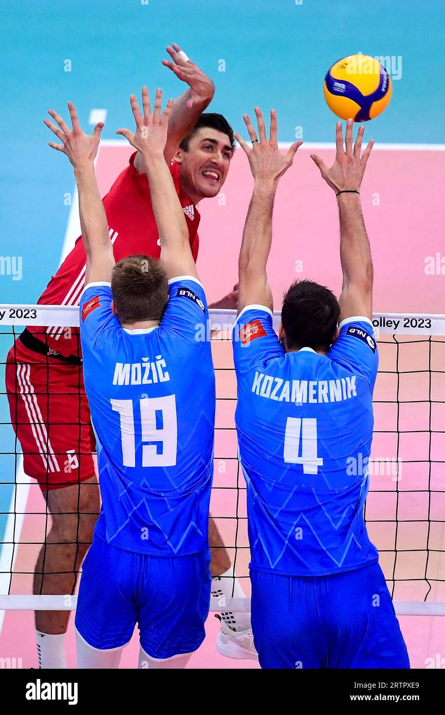 Rome, Italie. 14 septembre 2023. Lukasz Kaczmarek de Pologne, Rok Mozic et Jan Kozamernik de Slovénie lors de la demi-finale CEV EuroVolley Men 2023 entre la Pologne et la Slovénie au Palazzetto dello Sport à Rome (Italie), le 14 septembre 2023. Crédit : Insidefoto di andrea staccioli/Alamy Live News Banque D'Images