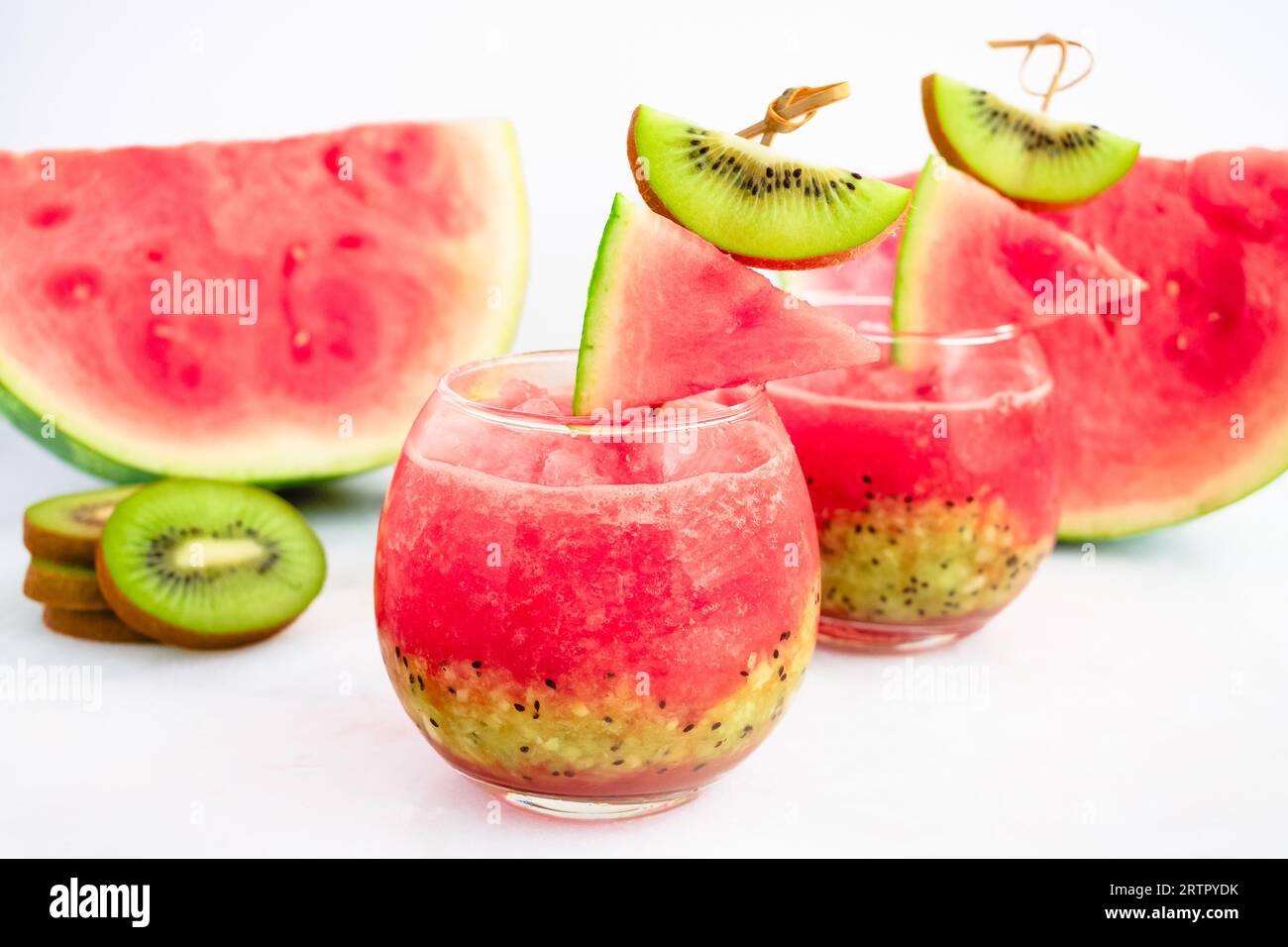 Pastèque Kiwi Mocktails avec garnitures de fruits frais : couches de mocktails slushie faites avec des kiwi frais et de la pastèque Banque D'Images