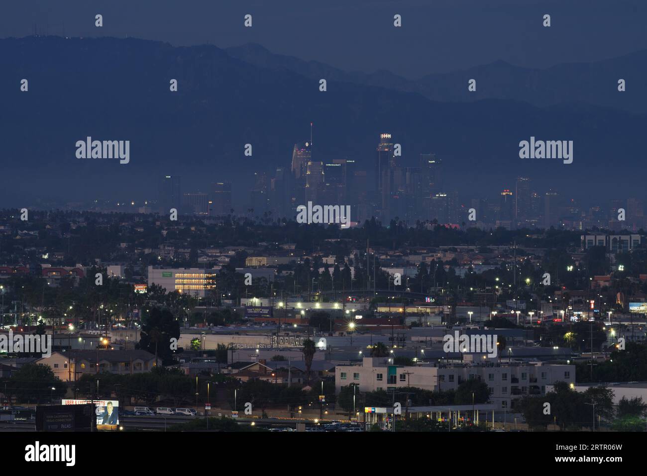 Paysage urbain de Los Angeles montré au cours d'une soirée brumeuse à haute pollution, regardant vers le nord, prise depuis LAX, aéroport international de Los Angeles. Banque D'Images