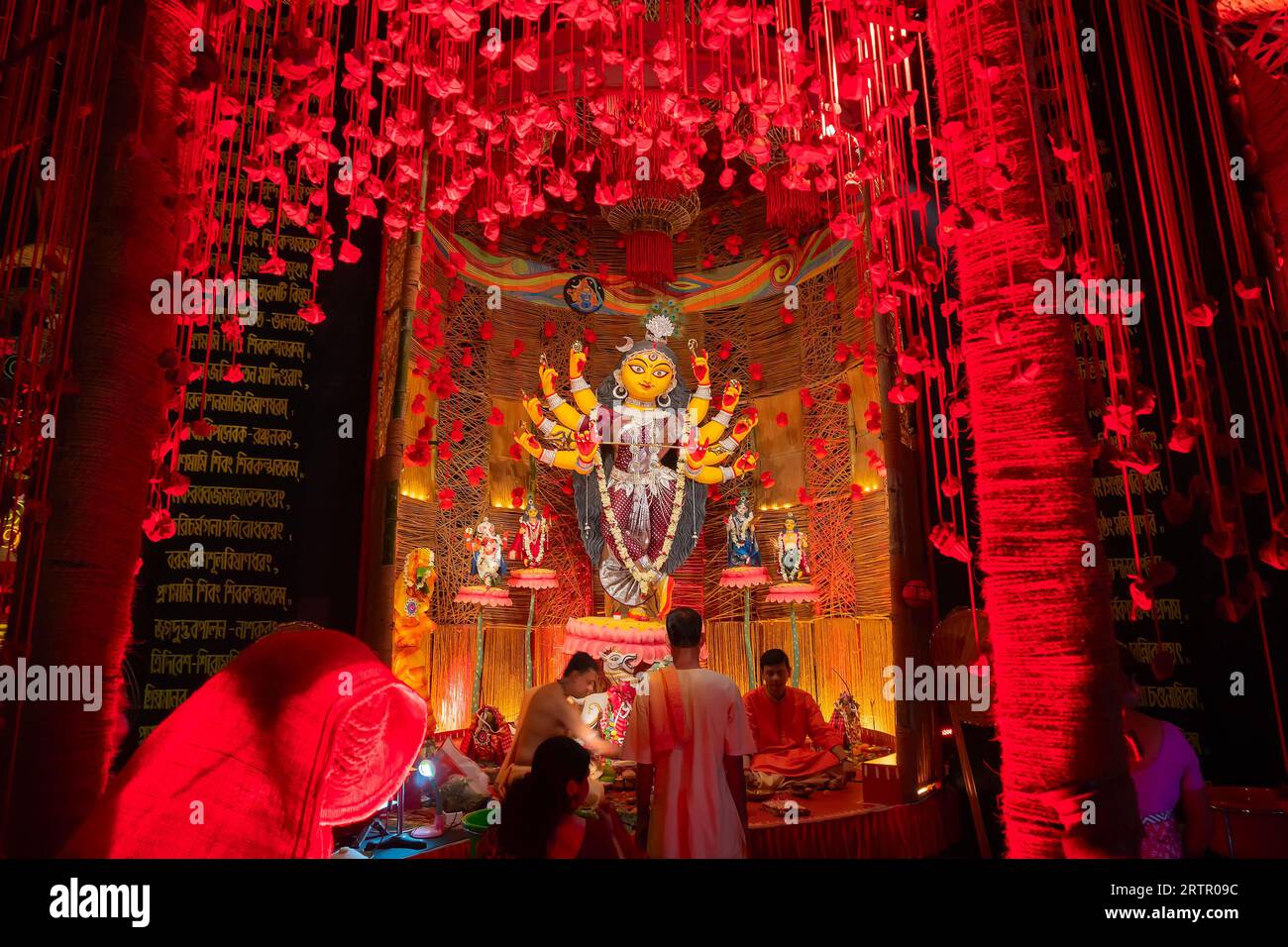 Howrah, Bengale occidental, Inde- 3 octobre 2022 : l'idole de Durga magnifiquement décorée est adorée à l'intérieur du puja pandal. Festival Durga Puja. Banque D'Images