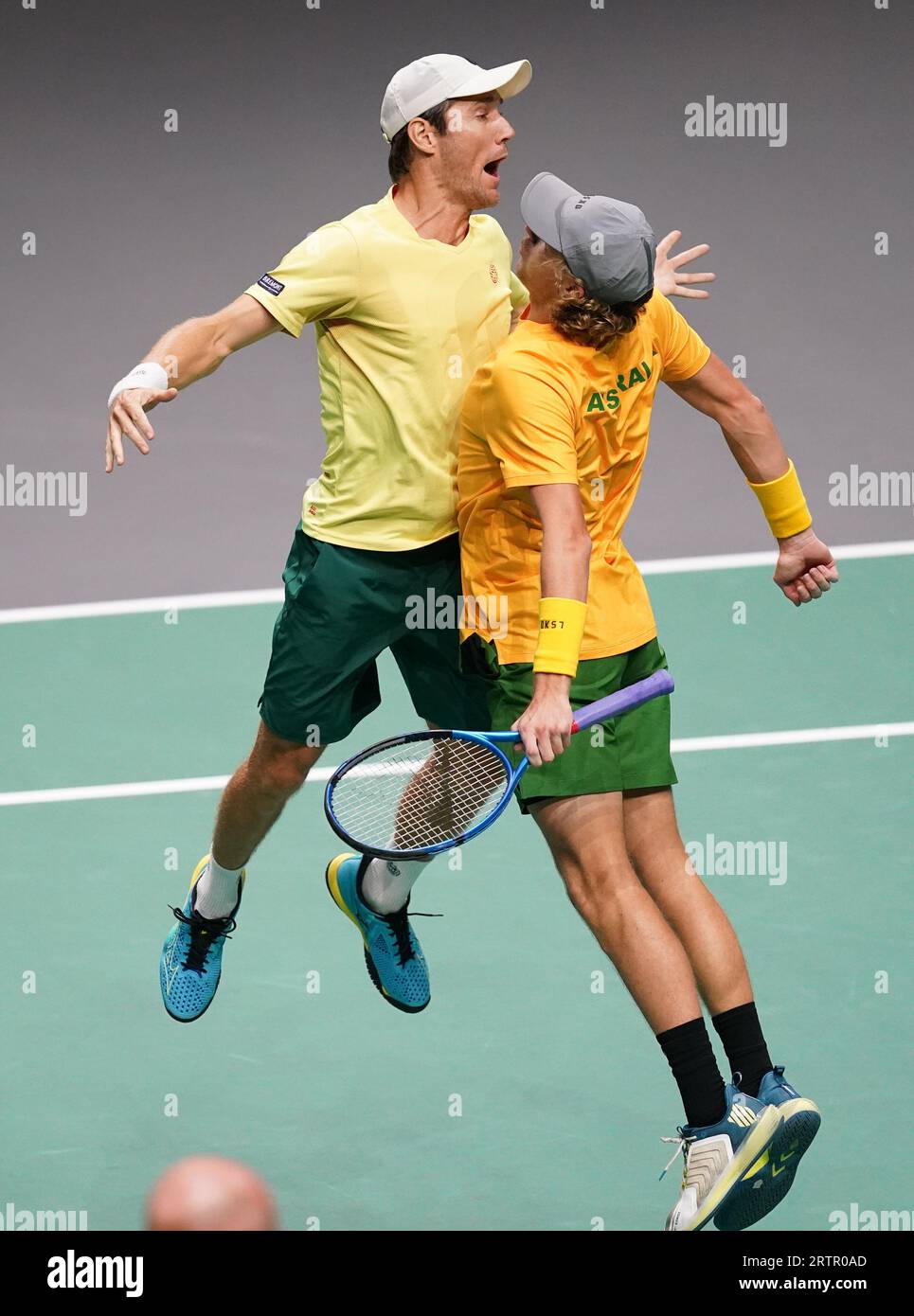 Les Australiens Matthew Ebden (à gauche) et Max Purcell célèbrent leur victoire contre les Français Edouard Roger-Vasselin et Nicolas Mahut lors du match de la phase de groupes de la coupe Davis à l'AO Arena de Manchester. Date de la photo : jeudi 14 septembre 2023. Banque D'Images Les Australiens Matthew Ebden (à gauche) et Max Purcell célèbrent leur victoire contre les Français Edouard Roger-Vasselin et Nicolas Mahut lors du match de la phase de groupes de la coupe Davis à l'AO Arena de Manchester. Date de la photo : jeudi 14 septembre 2023. Banque D'Images
