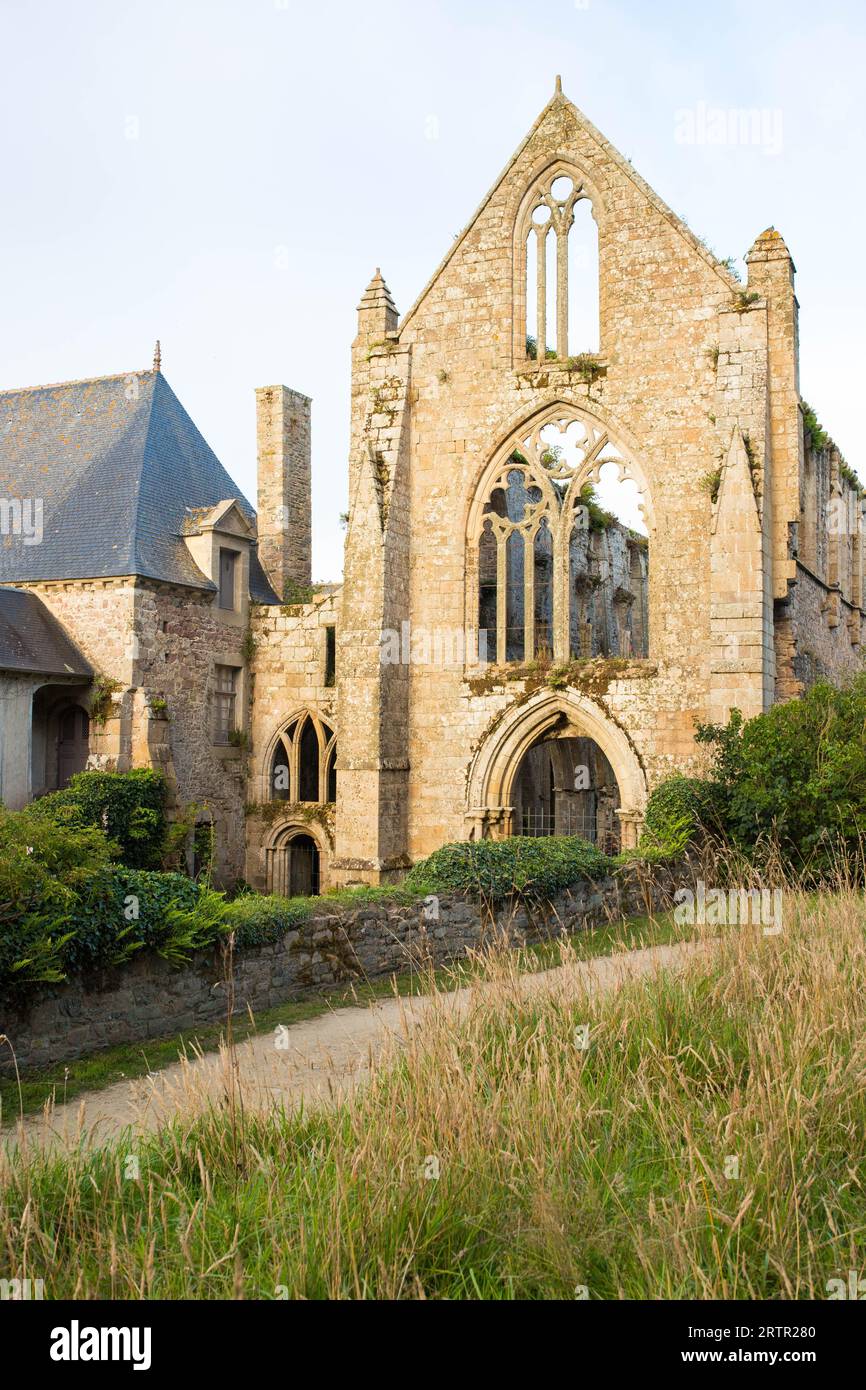 La façade principale de l'abbaye de Beauport, un bâtiment gothique sans toit situé à Paimpol, Côtes d'Armor, Bretagne, France. Août 2023, vue sur le coucher du soleil. Banque D'Images