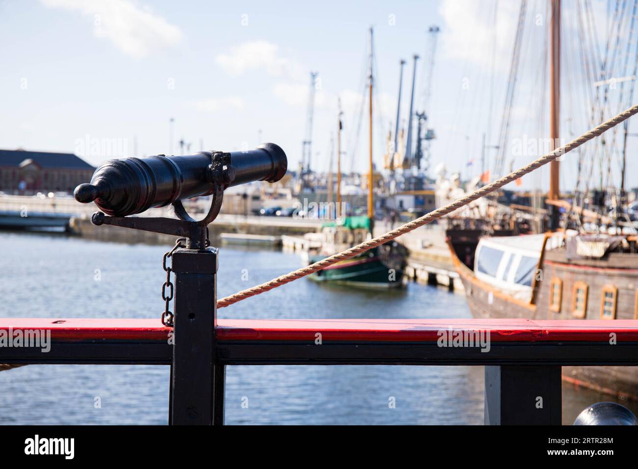 Le canon de swiver de l'étoile du Roy, une réplique de frégate corsaire du 18e siècle amarré à Saint Malo, Bretagne, France. Banque D'Images