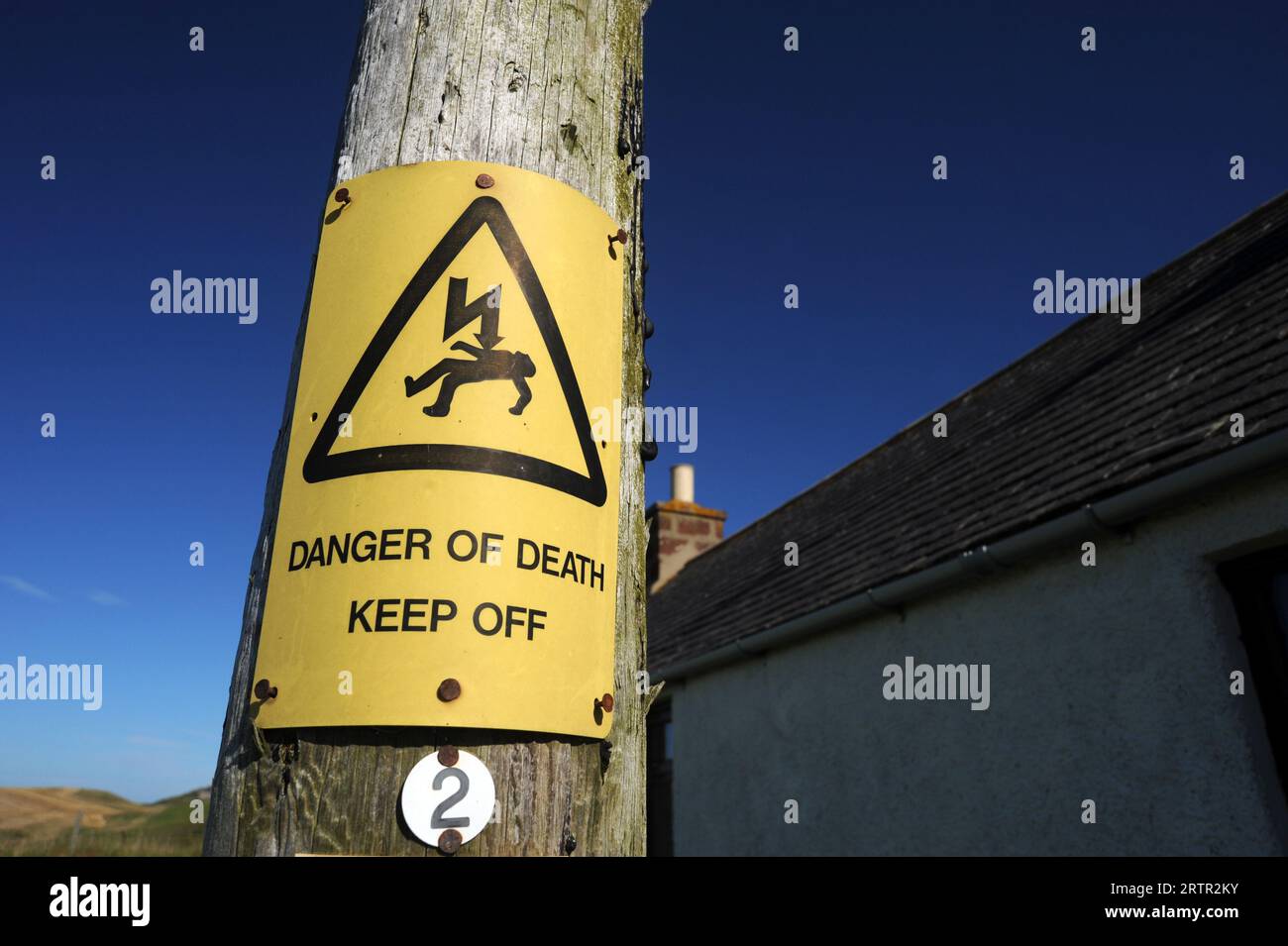 POTEAU ÉLECTRIQUE EN BOIS AVEC PANNEAU « DANGER DE MORT », PANNEAUX D'AVERTISSEMENT DE DANGERS, ETC. ROYAUME-UNI Banque D'Images