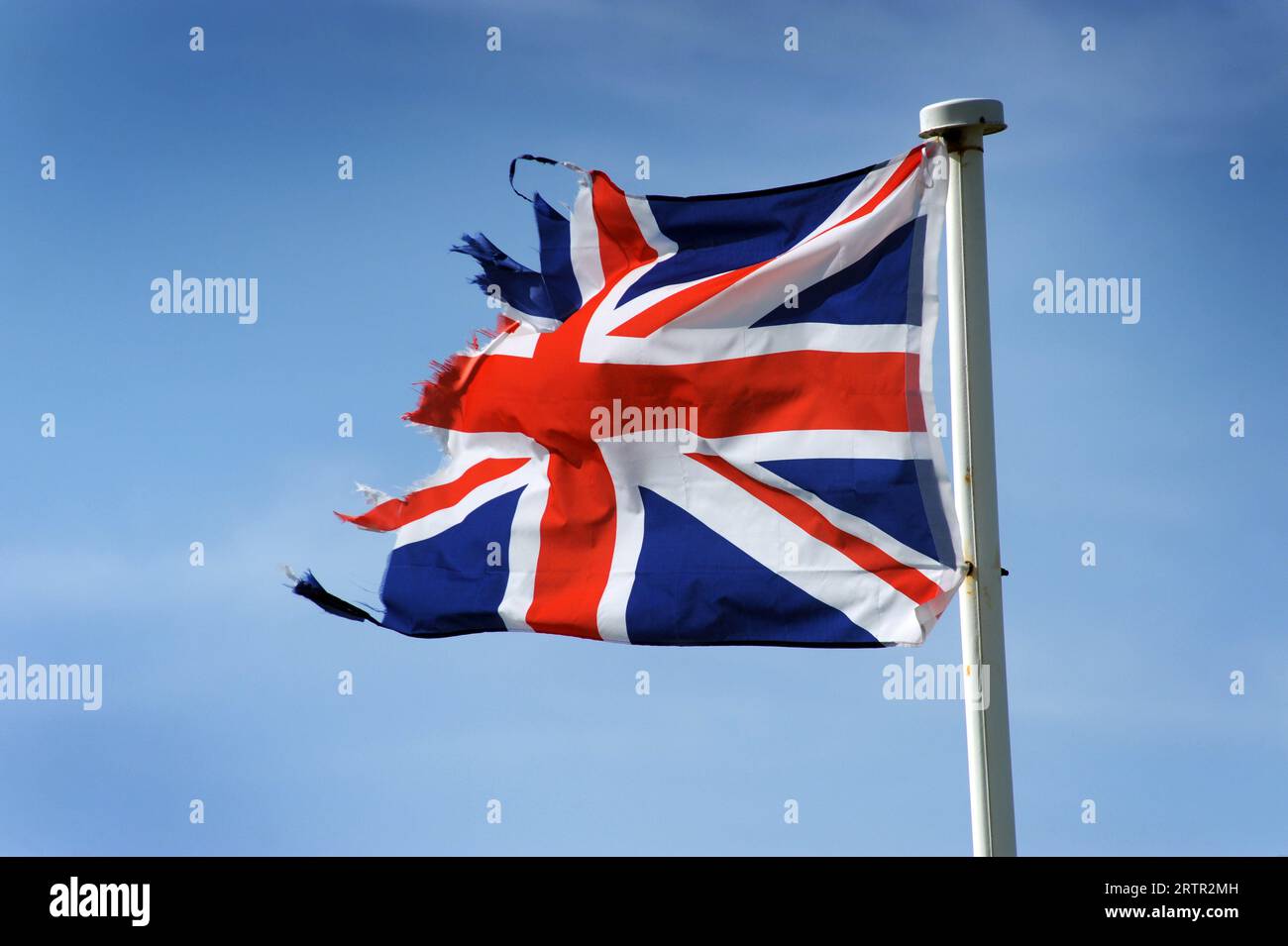 DRAPEAU DE L'UNION JACK DÉCHIRÉ ET EFFILOCHÉ SUR MÂT AVEC CIEL BLEU RE BREXIT LES DRAPEAUX DE L'UNION PATRIOT PATRIOTIQUE UK Banque D'Images