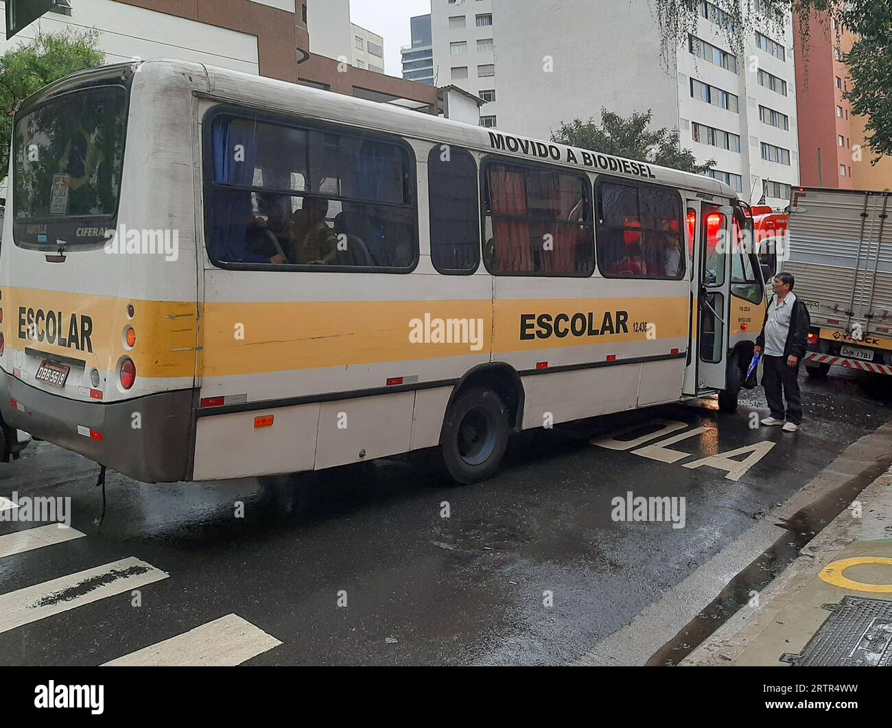 Sao Paulo, Sao Paulo, Brésil. 14 septembre 2023. Sao Paulo (SP), 09/14/2023 - ACCIDENT/TRANSPORT/ÉCOLE/SP - un autobus scolaire provoque un accident sur la Rua Rocha, à Bela Vista. En raison de la pluie, le conducteur d’un véhicule scolaire perd le contrôle en tournant de la rue Itapeva à la rue Rocha et entre en collision avec un camion stationné. Selon des témoins, il y avait un enfant debout à la porte du bus, ce qui a causé des blessures graves. Avec 3 véhicules SAMU et 1 unités de secours des pompiers présents, les victimes ont été emmenées dans des hôpitaux de la région. (Photo : Luciano Farias/Thenews2/Zumapress) (image de crédit : © Luciano F Banque D'Images