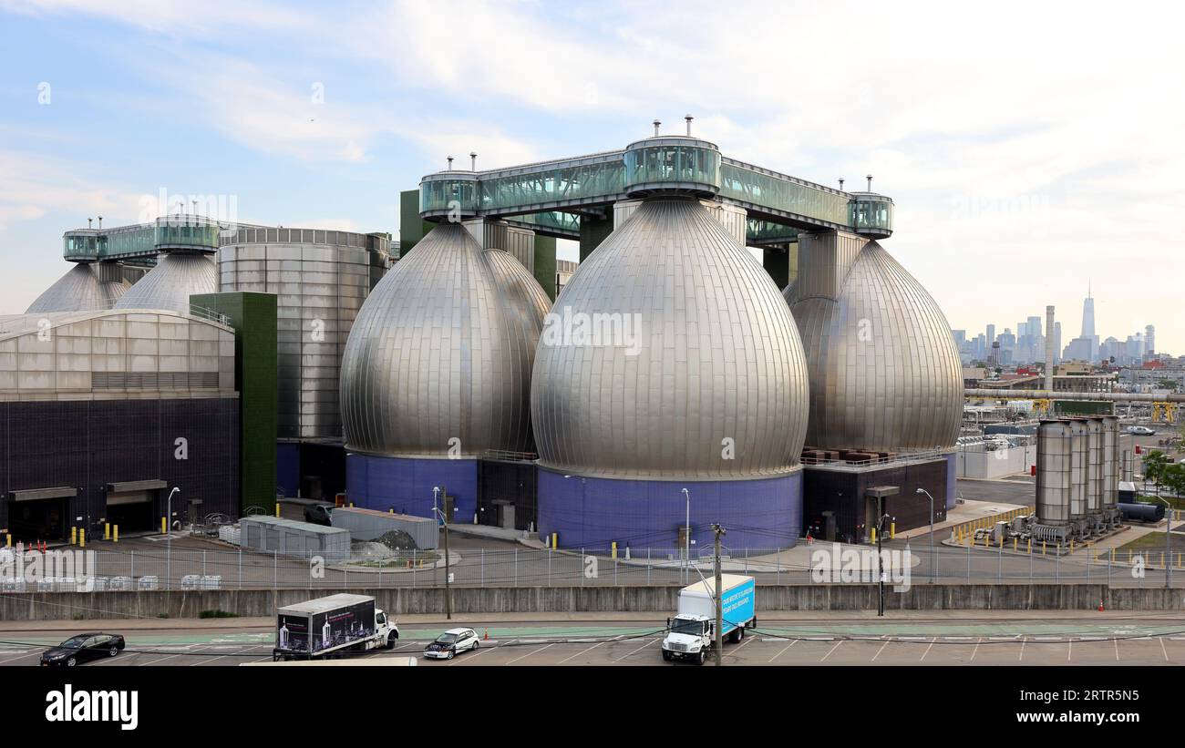 Œufs de digesteur de boues de Newtown Creek Wastewater Treatment Plant, Brooklyn, New York. Le digesteur utilise des bactéries anaérobies pour digérer les eaux usées. Banque D'Images