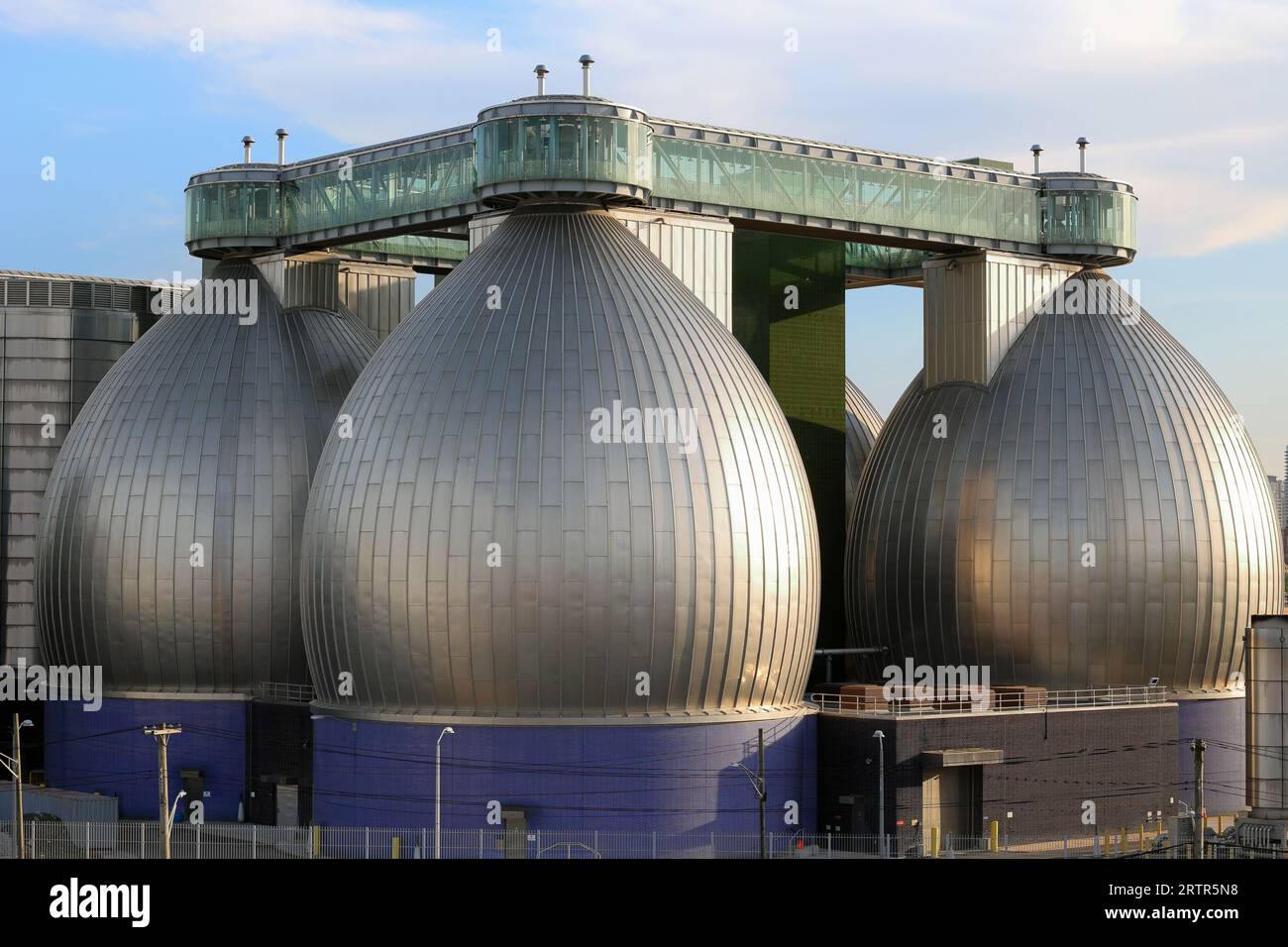 Œufs de digesteur de boues de Newtown Creek Wastewater Treatment Plant, Brooklyn, New York. Le digesteur utilise des bactéries anaérobies pour digérer les eaux usées. Banque D'Images