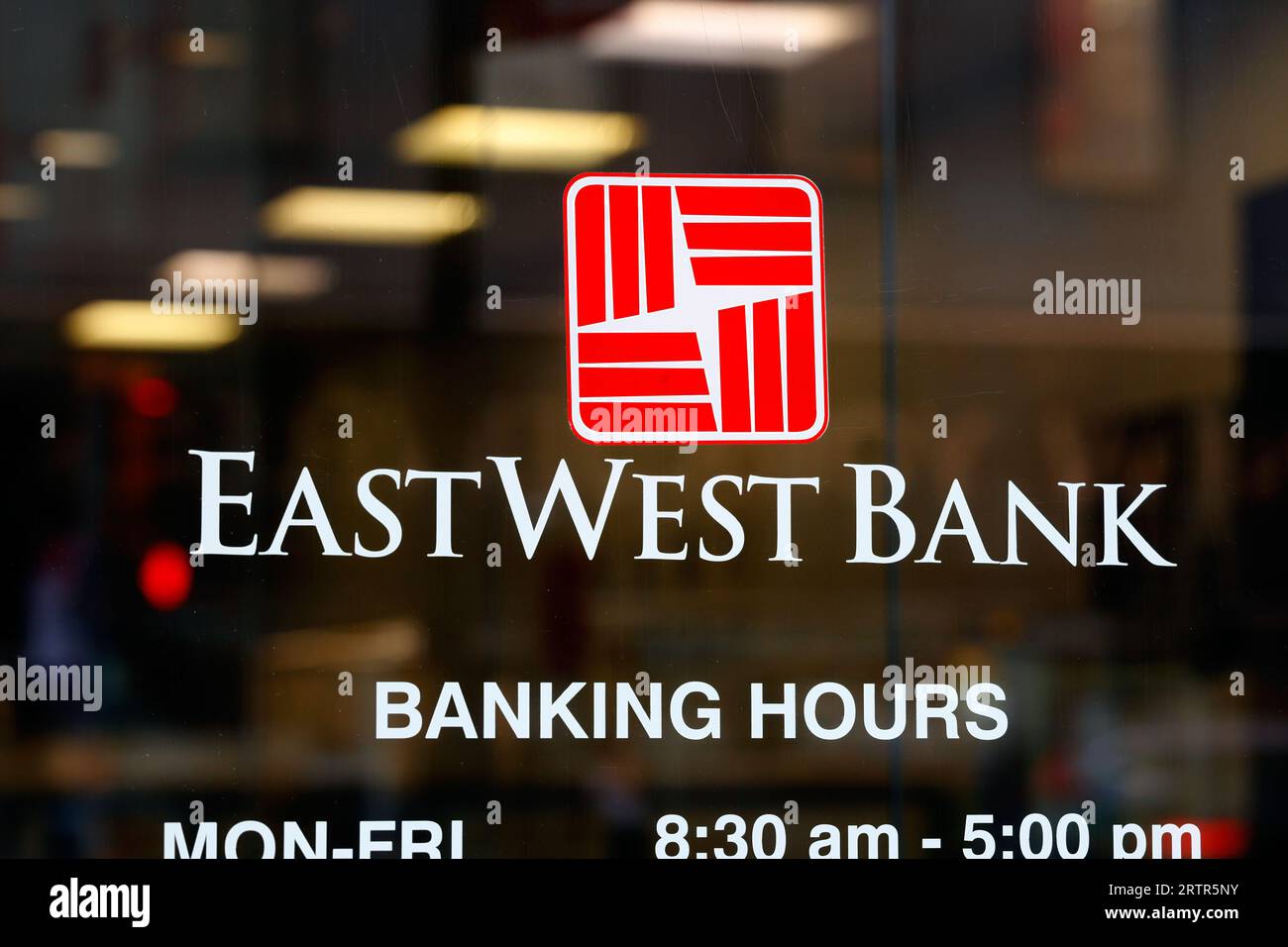 Signalisation pour East West Bank dans une banque à Manhattan Chinatown, New York. Banque D'Images
