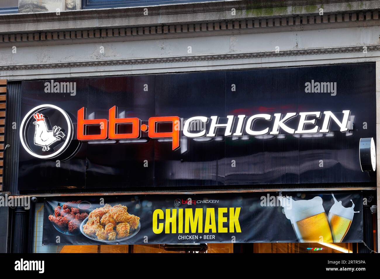 Signalisation pour bb.q Chicken, une marque coréenne de poulet frit, dans un magasin de franchise à Koreatown, New York Banque D'Images