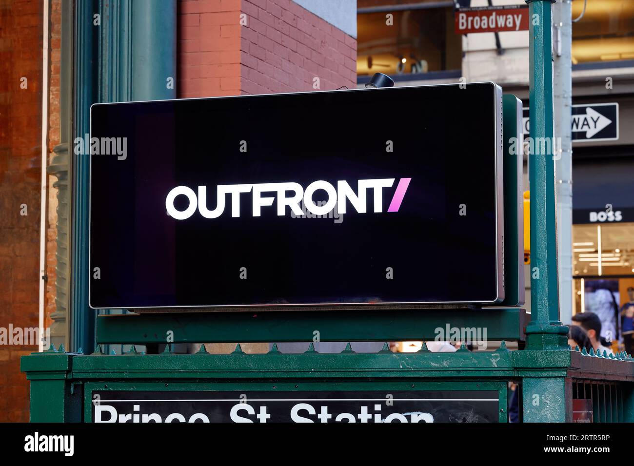 Les panneaux d'affichage numériques à une entrée de New York Subway affichent le logo de Outfront Media, une société de publicité et de médias extérieurs numériques. Banque D'Images