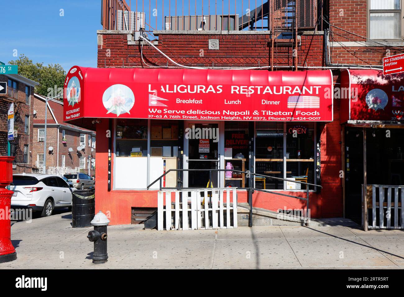 Restaurant Laliguras, 37-63 76th St, Queens, New York. Photo de la vitrine de New York d'un restaurant népalais et tibétain dans le quartier de Jackson Heights Banque D'Images