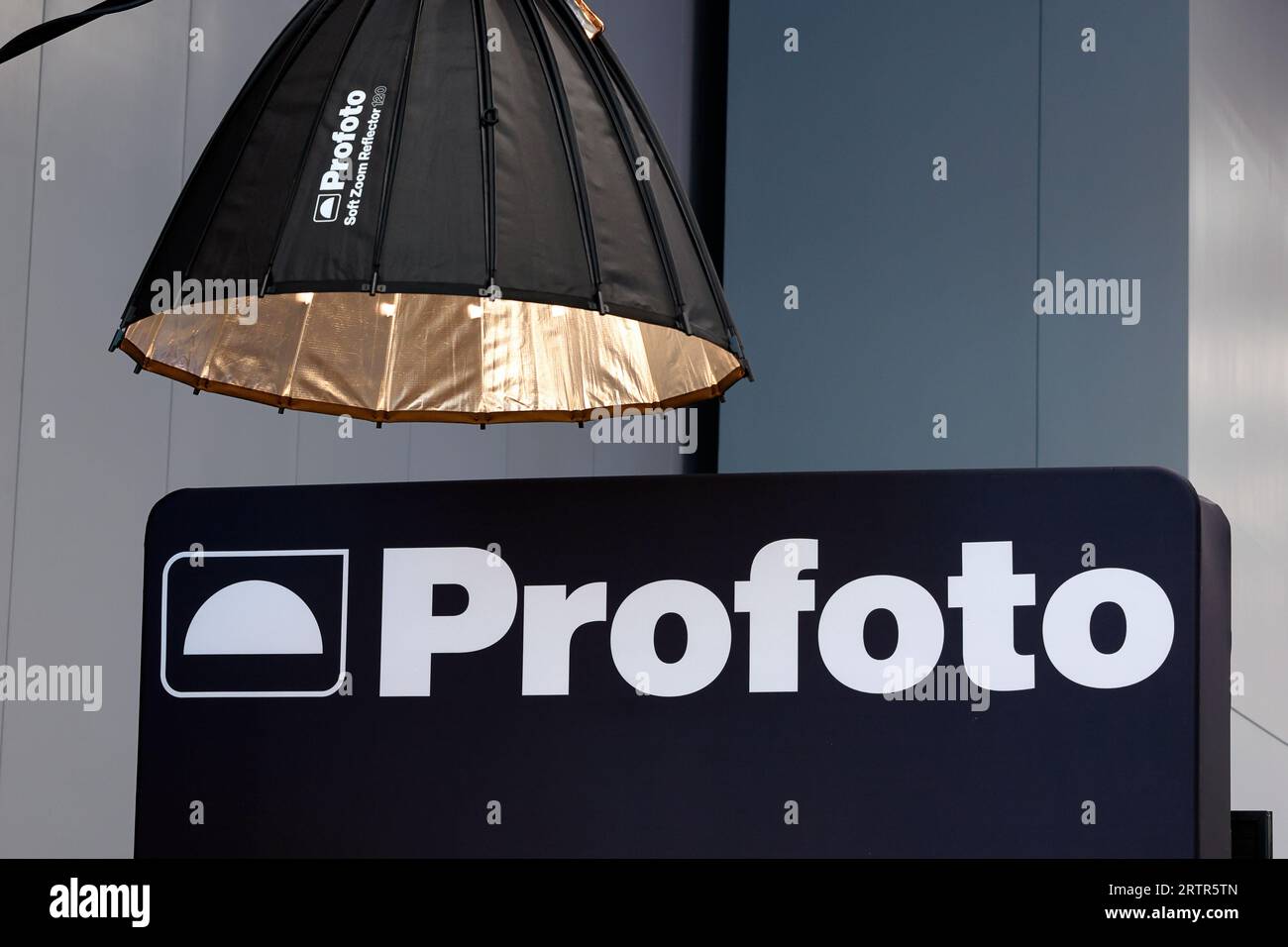 Signalisation pour l'équipement d'éclairage de studio photographique ProPhoto lors d'un salon professionnel, exposition. Banque D'Images