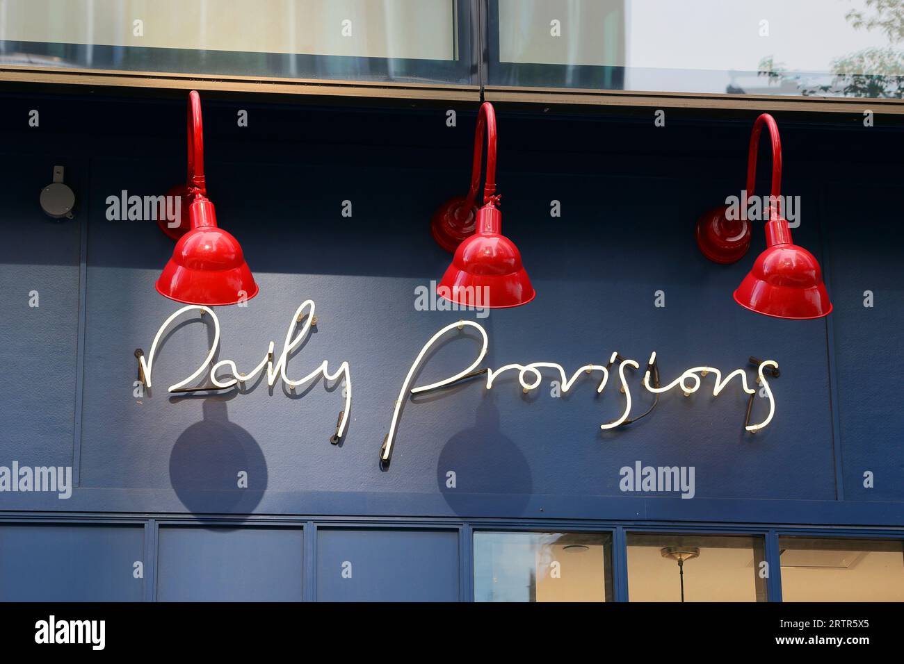 Signage pour Daily provisions, un café décontracté rapide du Danny Meyers Union Square Hospitality Group, à Hudson yards, New York Banque D'Images