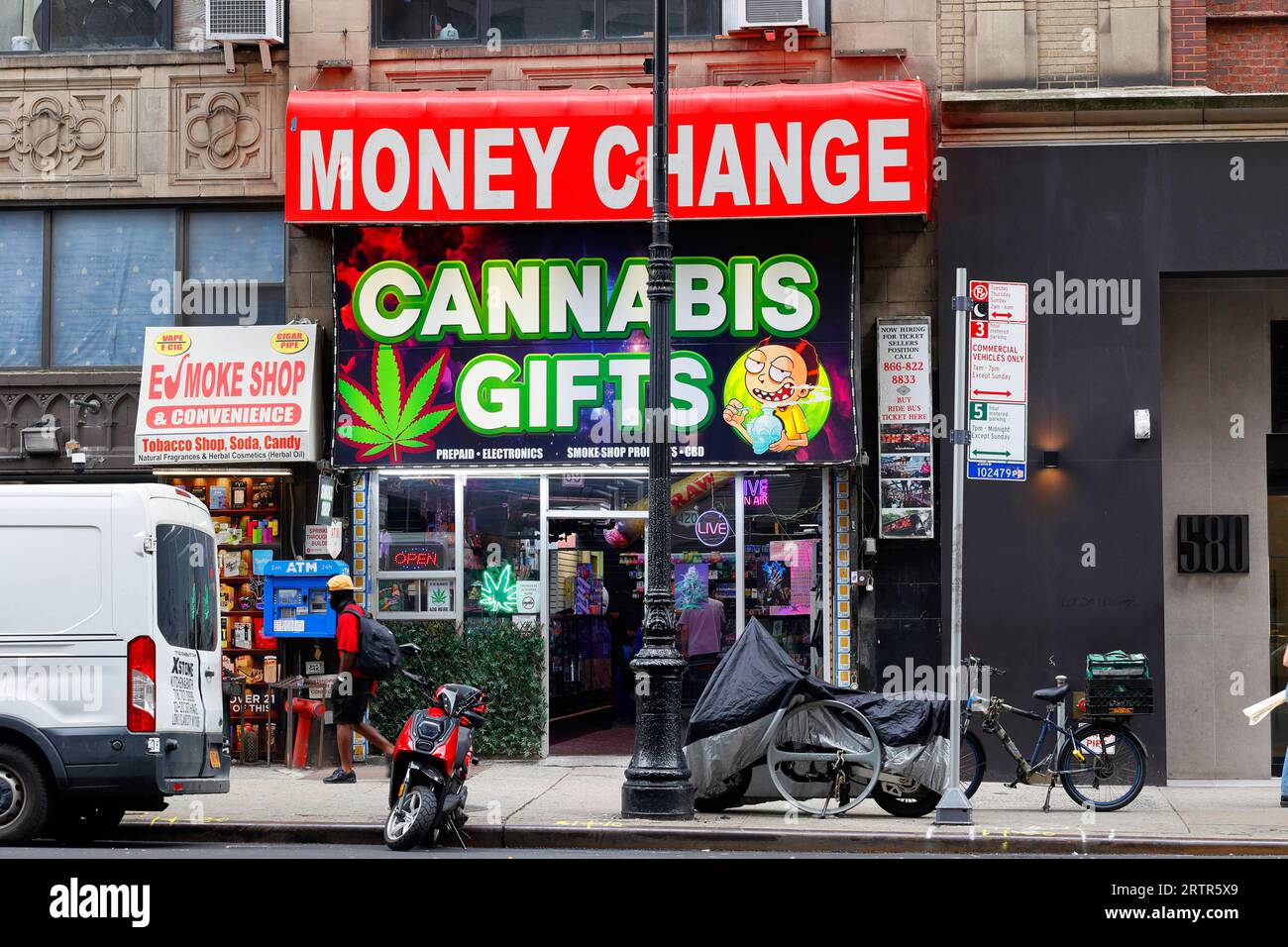 Un magasin de cannabis sans licence avec un auvent de changeur d'argent sur le dessus, à Times Square, New York Banque D'Images