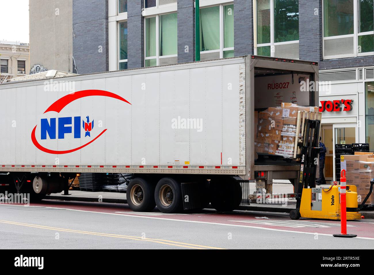 Un camion NFI Industries, logistique, transport, distribution en cours de déchargement. NFI est une société de gestion de la chaîne d'approvisionnement dont le siège social est situé à Camden, New Jersey Banque D'Images
