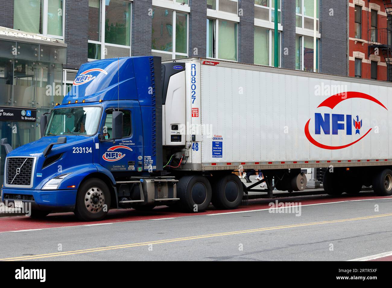 Un camion NFI Industries, logistique, transport, distribution. NFI est une société de gestion de la chaîne d'approvisionnement dont le siège social est situé à Camden, New Jersey Banque D'Images