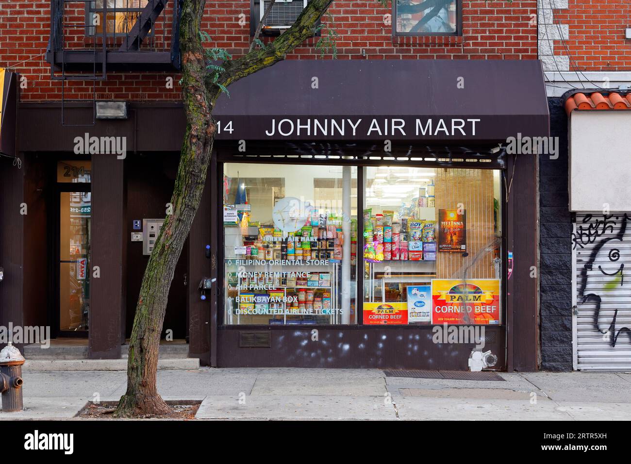 Johnny Air Mart, 214 Avenue A, New York. Photo d'une épicerie philippine dans le quartier East Village de Manhattan. Banque D'Images