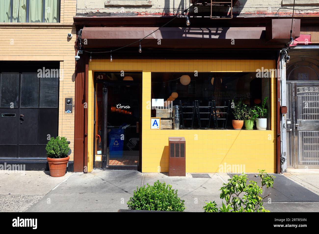 Cervo's, 43 Canal St, New York. Photo de la vitrine de New York d'un restaurant de fruits de mer espagnol et portugais dans le Lower East Side de Manhattan. Banque D'Images