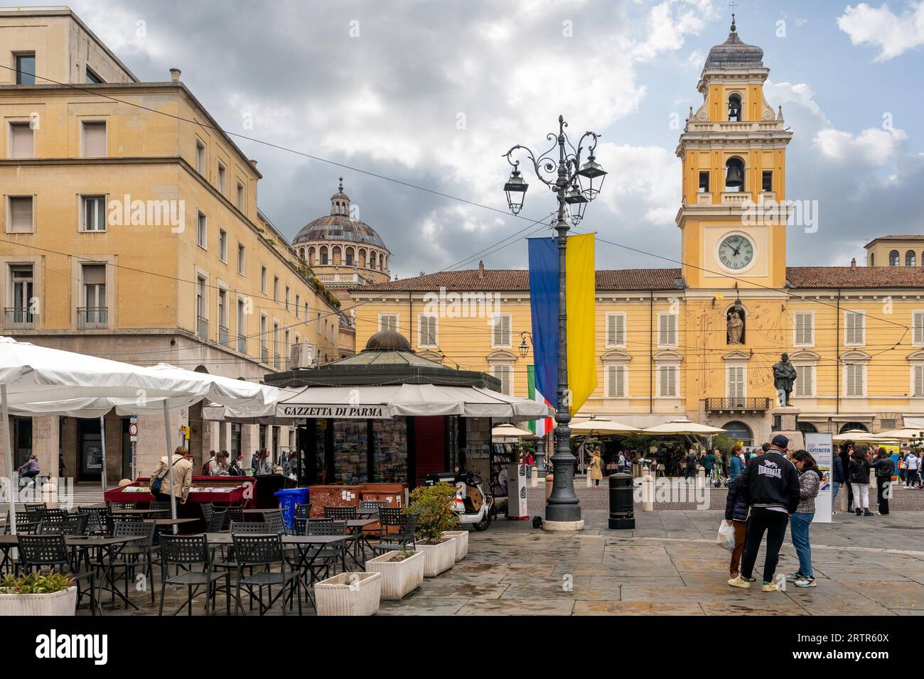 Place Giuseppe Garibaldi avec kiosque à journaux, dôme du sanctuaire de Sainte Marie de la Steccata et palais du gouverneur, Parme, Emilie-Romagne Banque D'Images