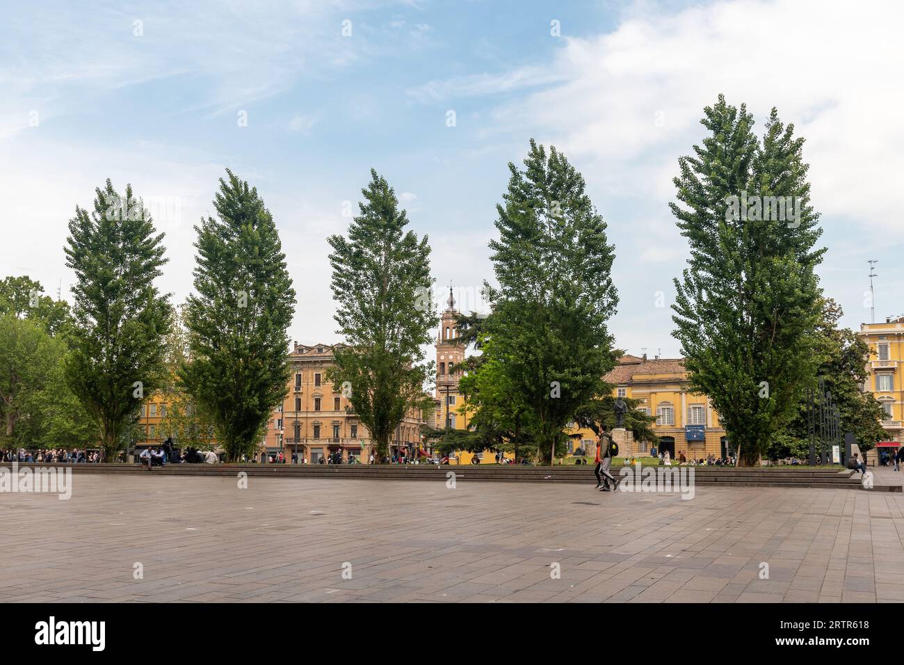 Piazzale della Pace, un espace vert public obtenu à partir du grand espace vide causé par un RAID aérien en 1944 pendant la Seconde Guerre mondiale, Parme, Emilie-Romagne Banque D'Images