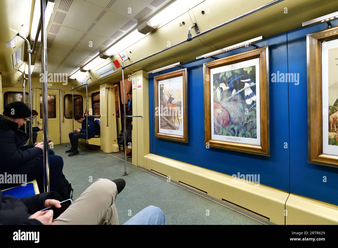 Moscou, Russie -26 déc. 2021. Aquarelle - nom train avec des peintures dans le métro de Moscou Banque D'Images