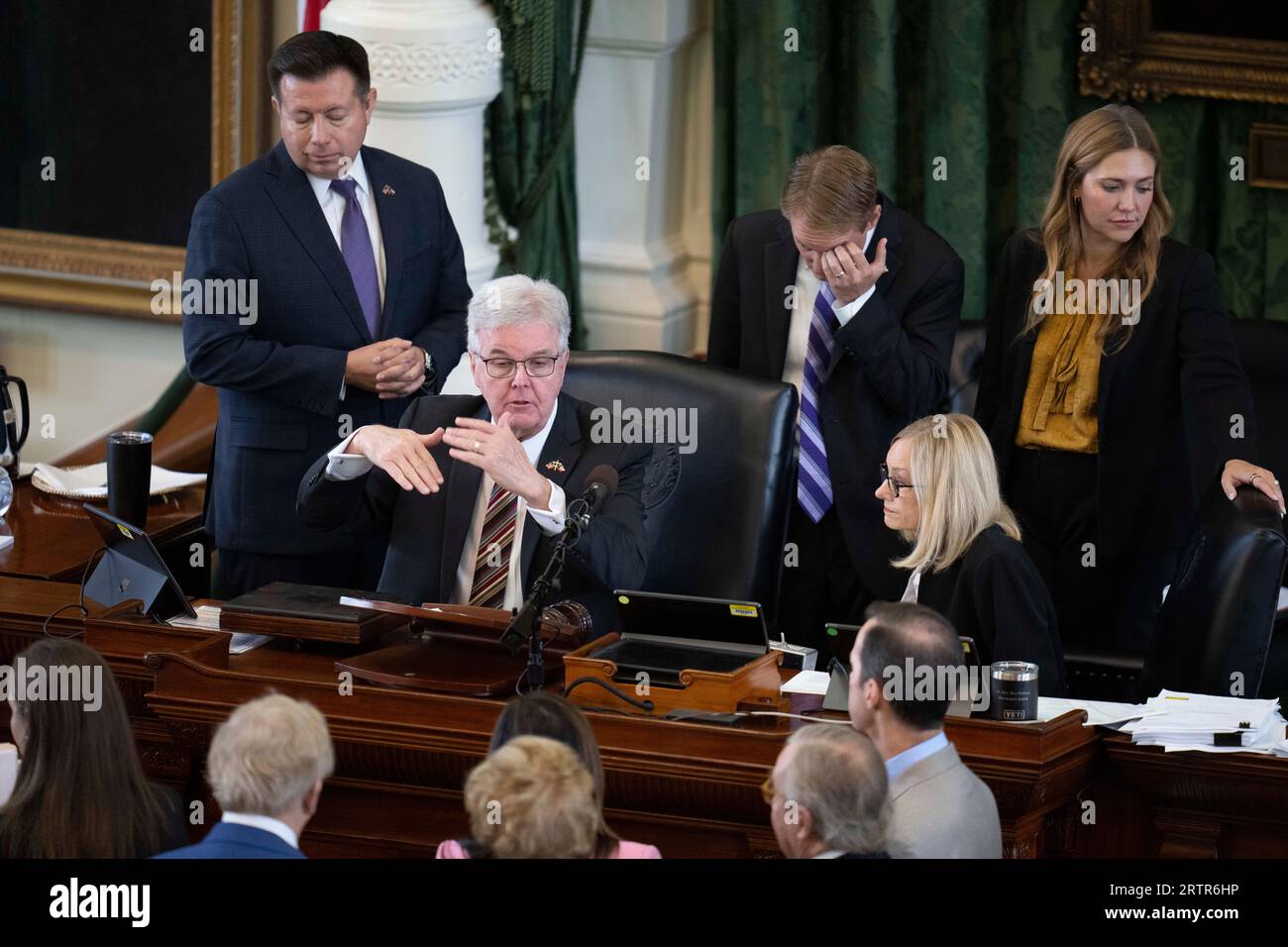 Austin Texas États-Unis, 14 septembre 2023 : le lieutenant-gouverneur du Texas DAN PATRICK fait des gestes vers la défense et les procureurs au cours de la séance de l'après-midi du huitième jour du procès de destitution du procureur général du Texas Ken Paxton au Sénat du Texas. Crédit : Bob Daemmrich/Alamy Live News Banque D'Images Austin Texas États-Unis, 14 septembre 2023 : le lieutenant-gouverneur du Texas DAN PATRICK fait des gestes vers la défense et les procureurs au cours de la séance de l'après-midi du huitième jour du procès de destitution du procureur général du Texas Ken Paxton au Sénat du Texas. Crédit : Bob Daemmrich/Alamy Live News Banque D'Images