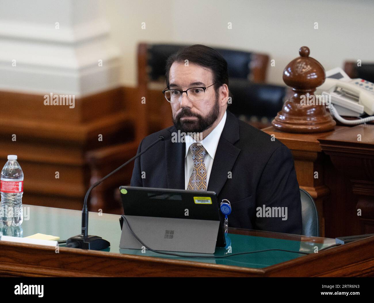 Austin Texas États-Unis, 14 septembre 2023 : HENRY DE LA GARZA, directeur des ressources humaines du bureau du procureur général, témoigne pour la défense lors de la séance de l'après-midi du huitième jour du procès de destitution du procureur général du Texas Ken Paxton au Sénat du Texas. Crédit : Bob Daemmrich/Alamy Live News Banque D'Images