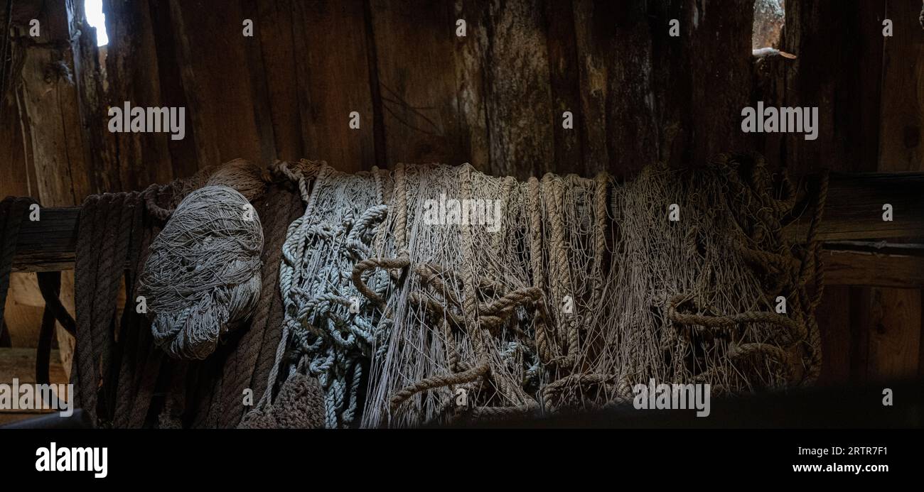 Vieux filets de pêche à l'intérieur d'une grange abandonnée Banque D'Images