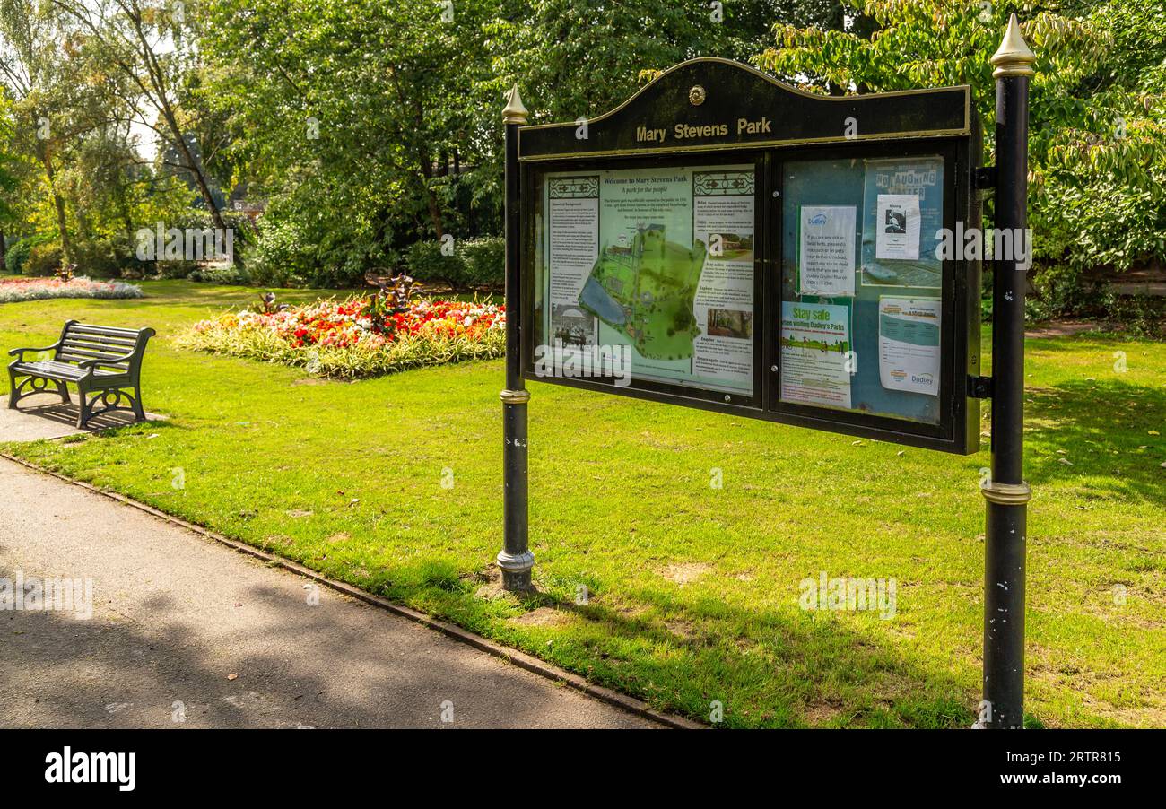 Panneaux d'information pour visiteurs à Mary Stevens Park, Stourbridge, Royaume-Uni. Banque D'Images
