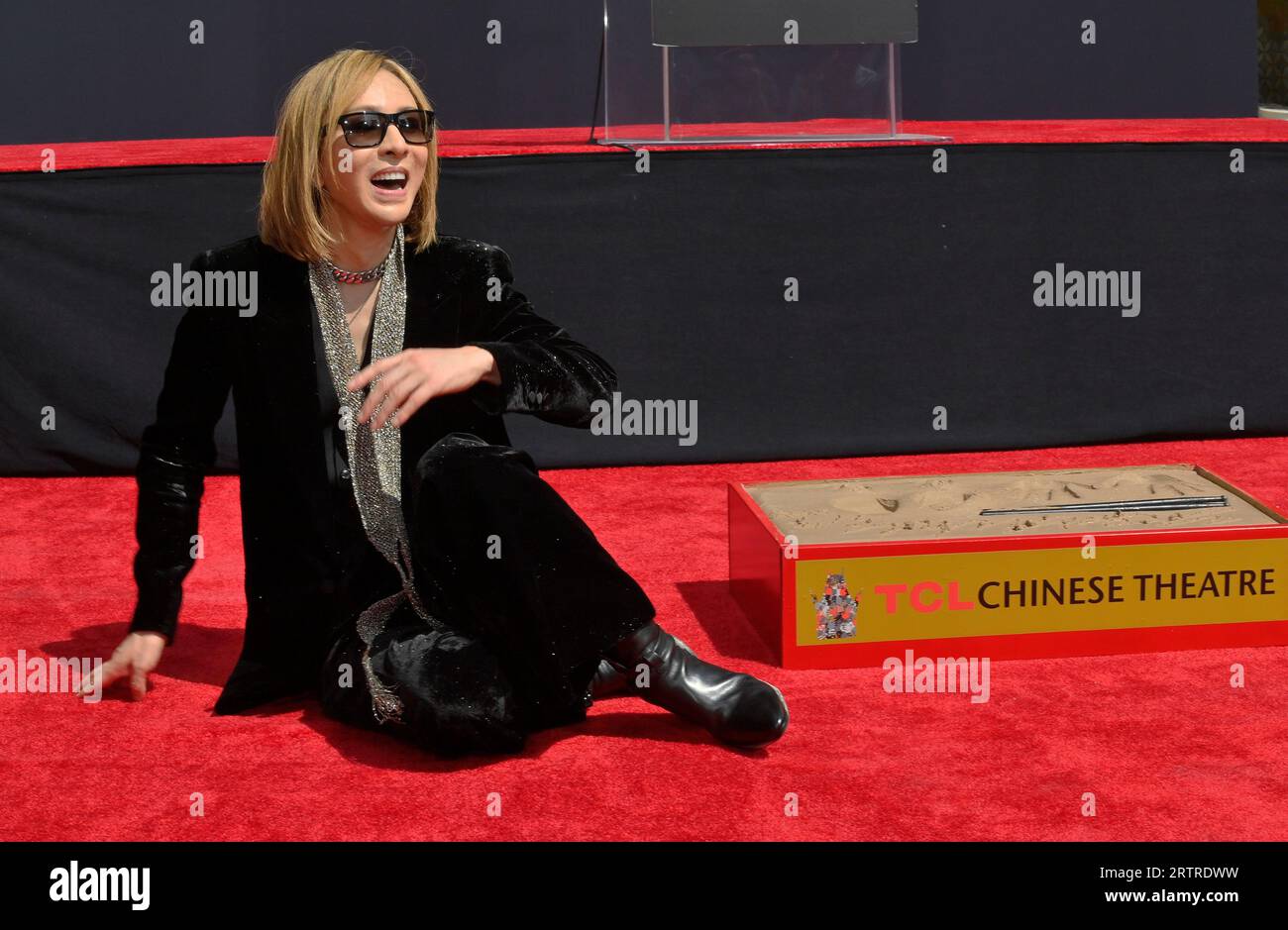 Los Angeles, États-Unis. 14 septembre 2023. Le musicien japonais Yoshiki participe à une cérémonie de main et empreinte de pied l'immortalisant dans le parvis du TCL Chinese Theatre (anciennement Grauman's) dans la section hollywoodienne de Los Angeles le jeudi 14 septembre 2023. Yoshiki entre dans l’histoire en devenant le premier artiste japonais à être immortalisé dans le ciment depuis que le théâtre a commencé cette tradition hollywoodienne en 1927. Photo de Jim Ruymen/UPI crédit : UPI/Alamy Live News Banque D'Images