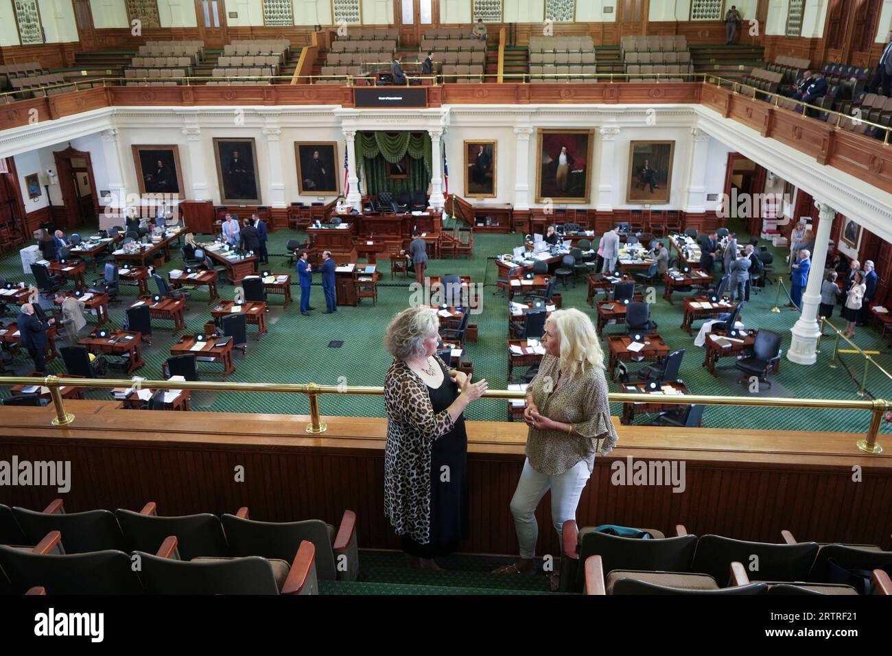 Austin Texas USA, septembre 14 2023 : la spectatrice KRISTINA HENDRIX (à droite) et un ami parlent dans la tribune au-dessus du plancher du Sénat Texasn pendant une pause de l'après-midi le huitième jour du procès de destitution du procureur général du Texas Ken Paxton au Capitole du Texas. Crédit : Bob Daemmrich/Alamy Live News Banque D'Images