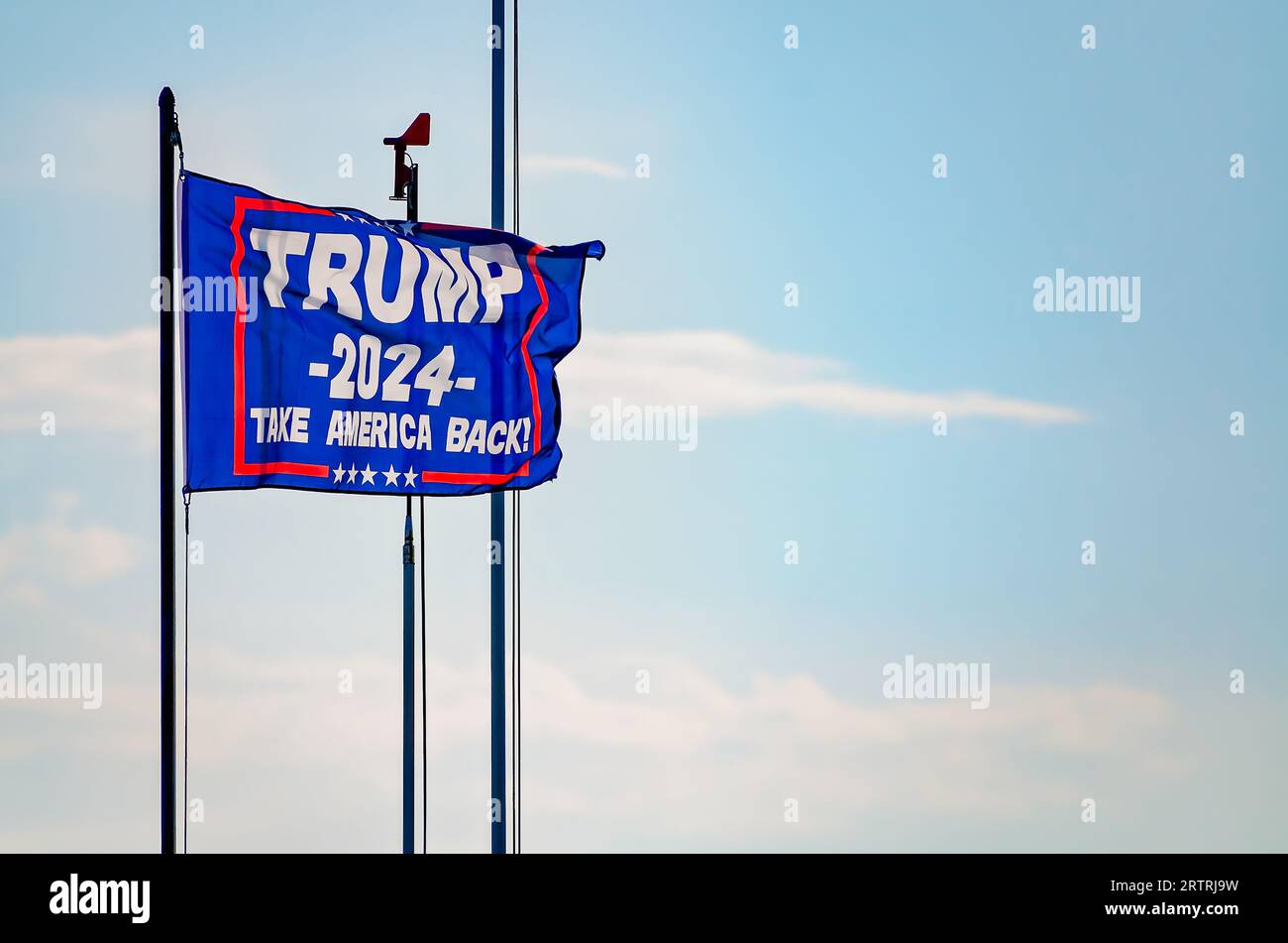 Un drapeau Trump 2024 flotte sur une jetée sur Coden Beach, le 11 septembre 2023, à Coden, en Alabama. Le drapeau comprend le slogan « Take America Back ». Banque D'Images