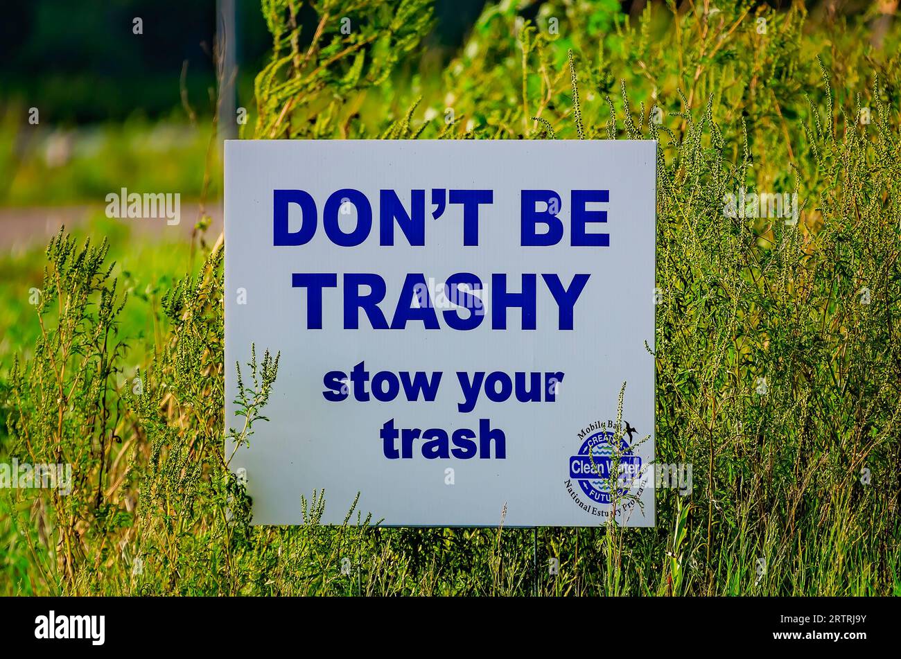 Un panneau encourage les gens à ranger leurs déchets plutôt que de les laisser voler hors des camions et détrir le bord de la route à Bayou la Batre, en Alabama. Banque D'Images