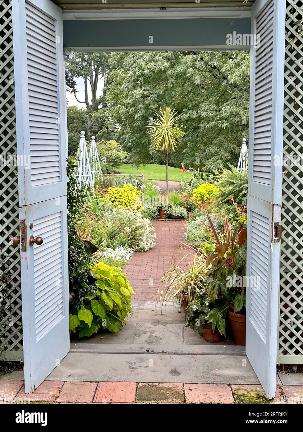 Jardin public et centre culturel de Wave Hill, intérieur du Conservatoire Marco Polo Stufano donnant sur les jardins publics. Riverdale, New York. Banque D'Images