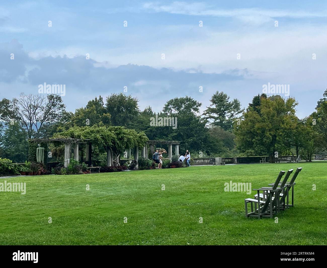 Pergola principale de Wave Hill. Sur la Grande pelouse . Terrain du Wave Hill public Garden and Cultural Center, Riverdale, New York, États-Unis. Banque D'Images