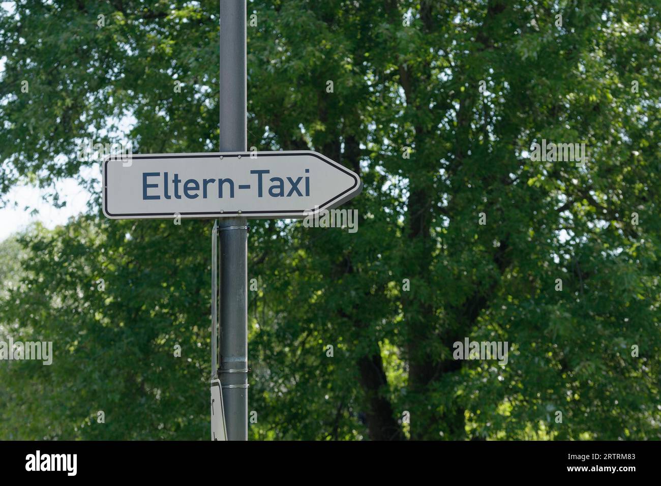 Enseigne, taxi parent, parents hélicoptère, pédagogie, Schwaebisch Hall, Kochertal, Heilbronn-Franken, Baden-Wuerttemberg, Allemagne Banque D'Images