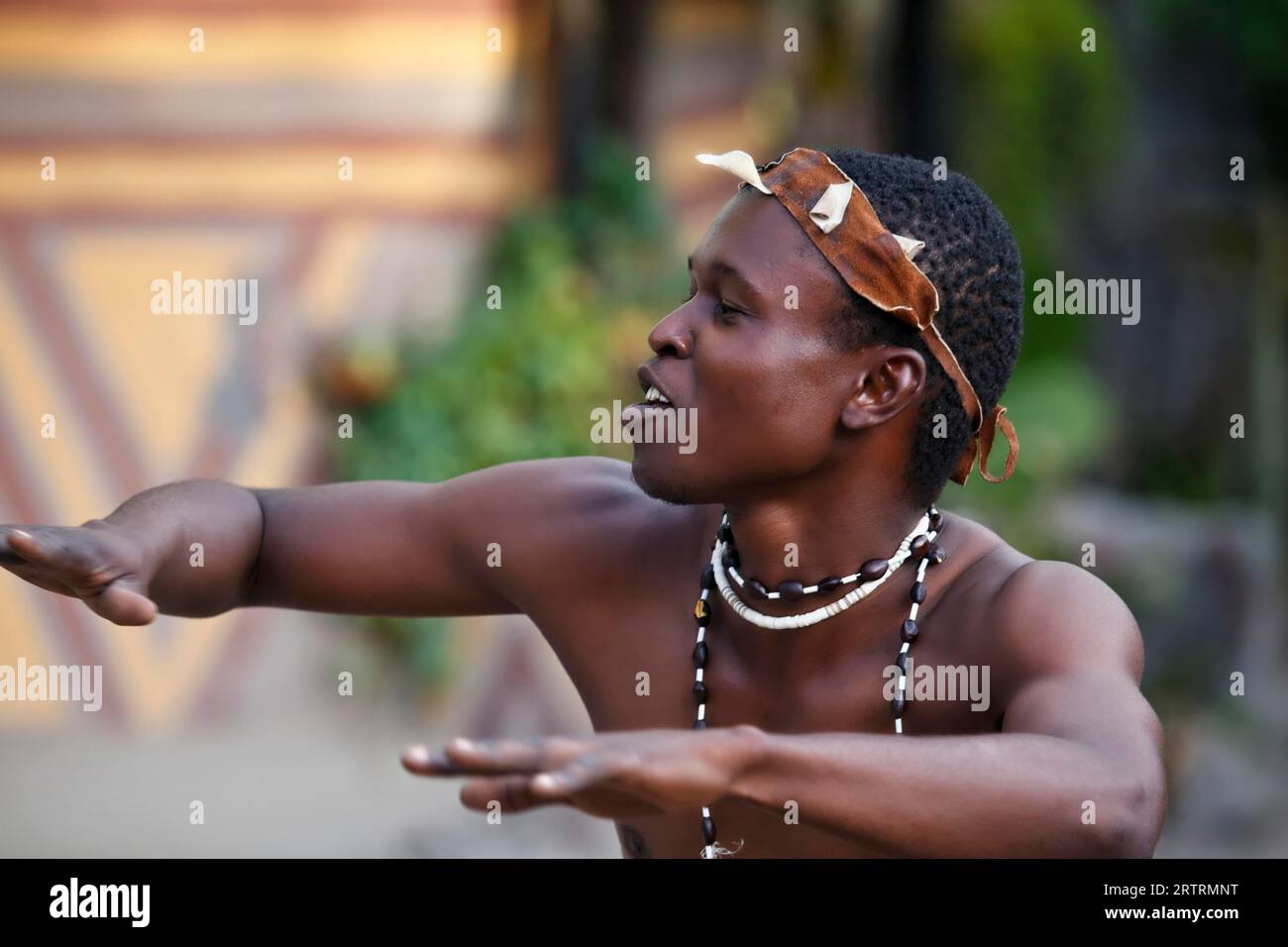 Danseur africain avec bijoux traditionnels, Botswana Banque D'Images