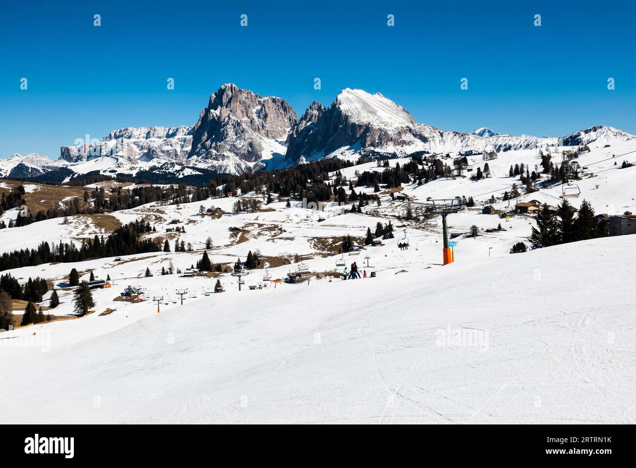 Montagnes enneigées, vue sur le groupe Sassolungo, hiver, Alpe di Siusi, Val Gardena, Dolomites, Tyrol du Sud, Italie Banque D'Images