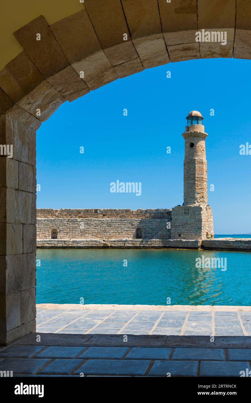 Le port vénitien avec forteresse et phare à Rethymnon, Crète, Grèce Banque D'Images